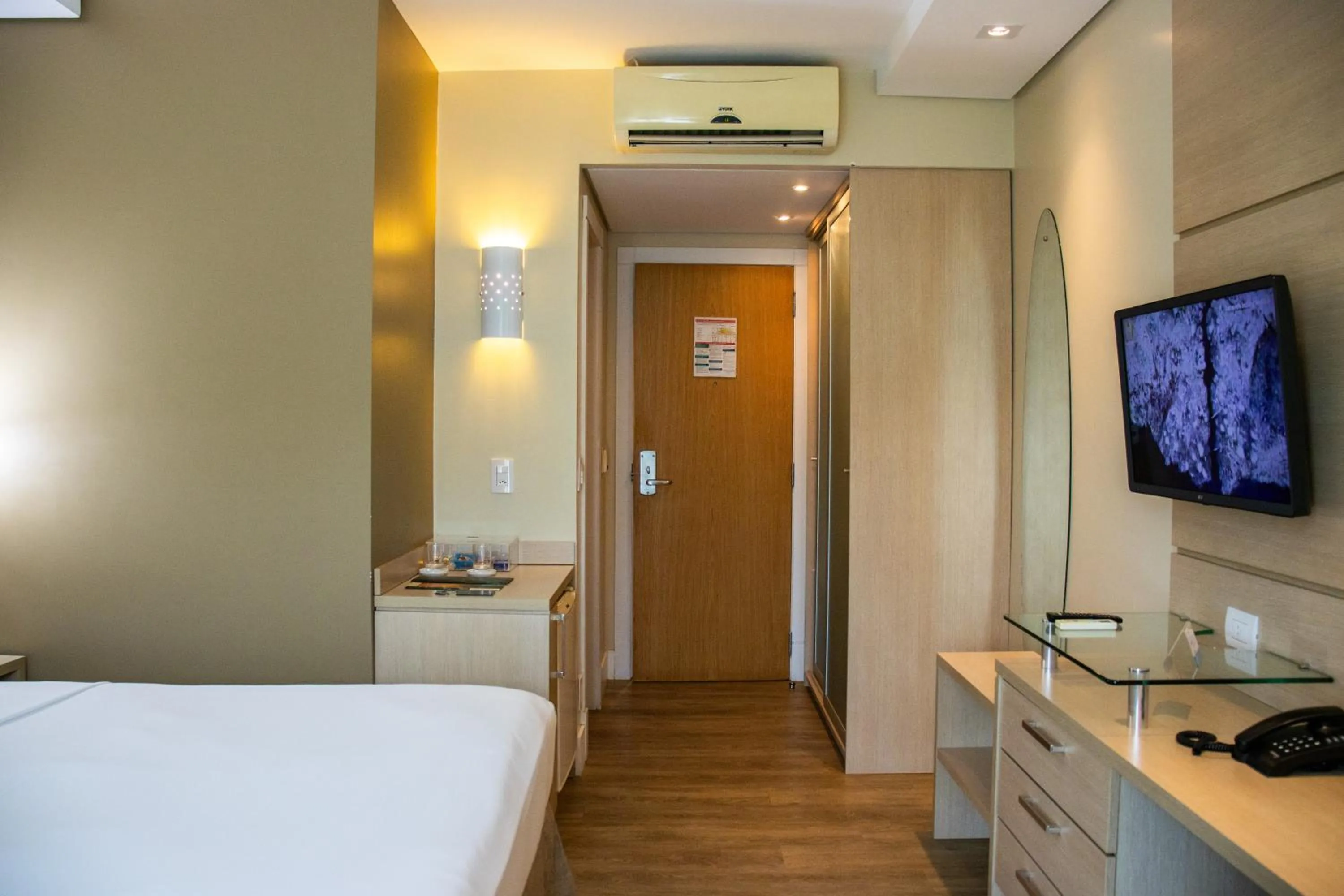 Photo of the whole room, Bed in Kayrós Business Hotel