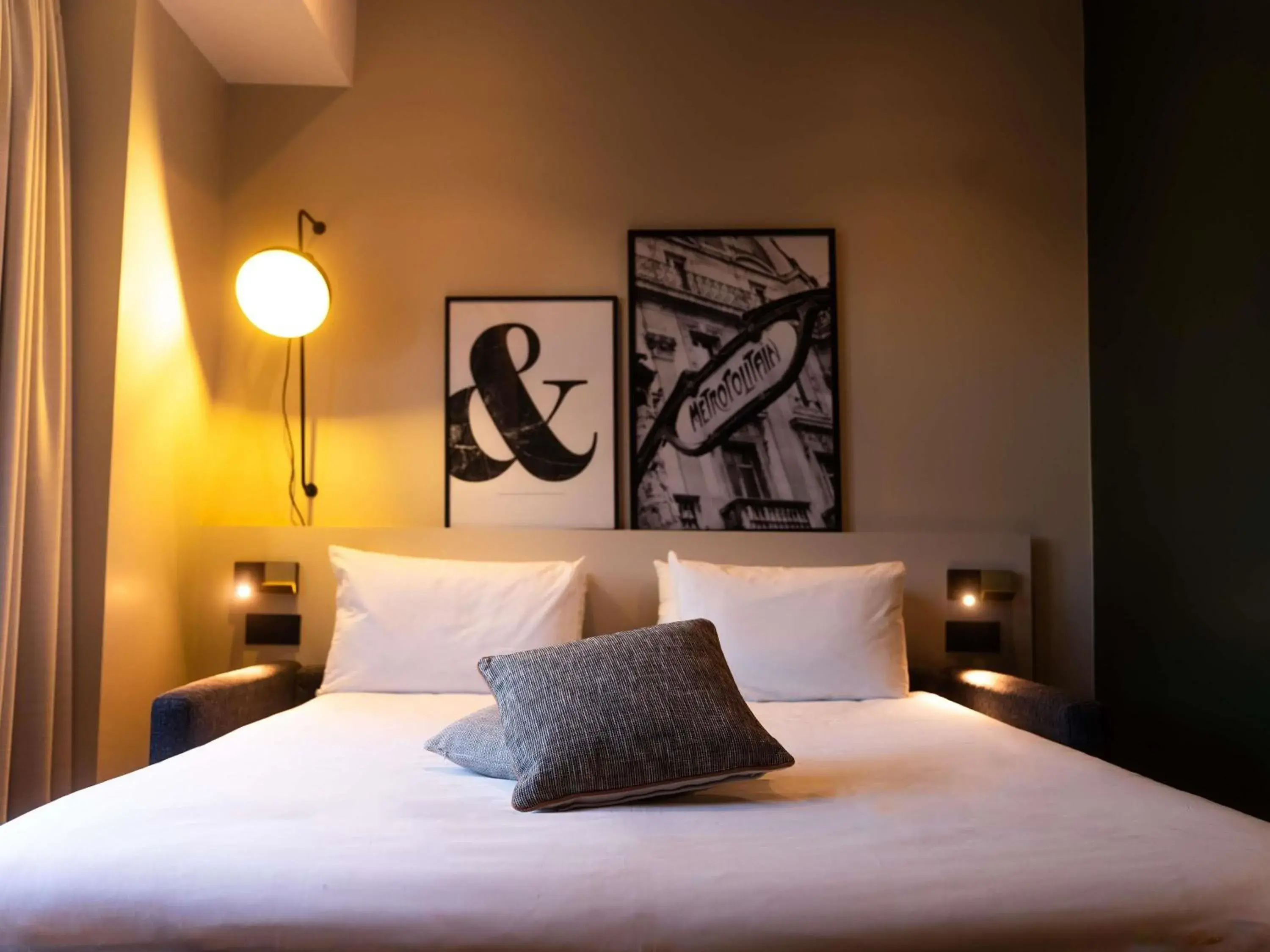 Bedroom, Bed in Mercure Paris Tour Eiffel Pont Mirabeau Bedroom, Bed in Mercure Paris Tour Eiffel Pont Mirabeau