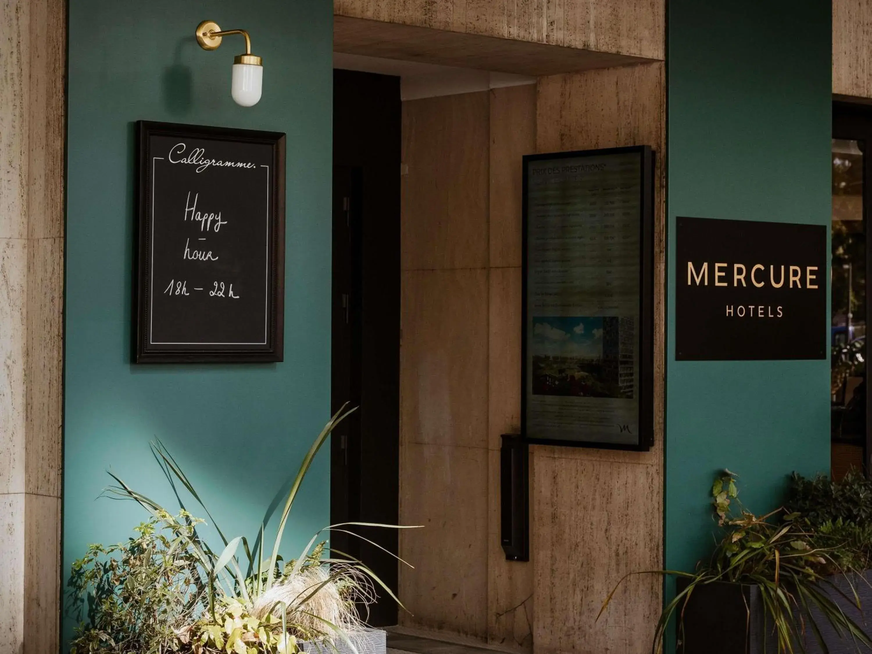 Property building in Mercure Paris Tour Eiffel Pont Mirabeau Property building in Mercure Paris Tour Eiffel Pont Mirabeau