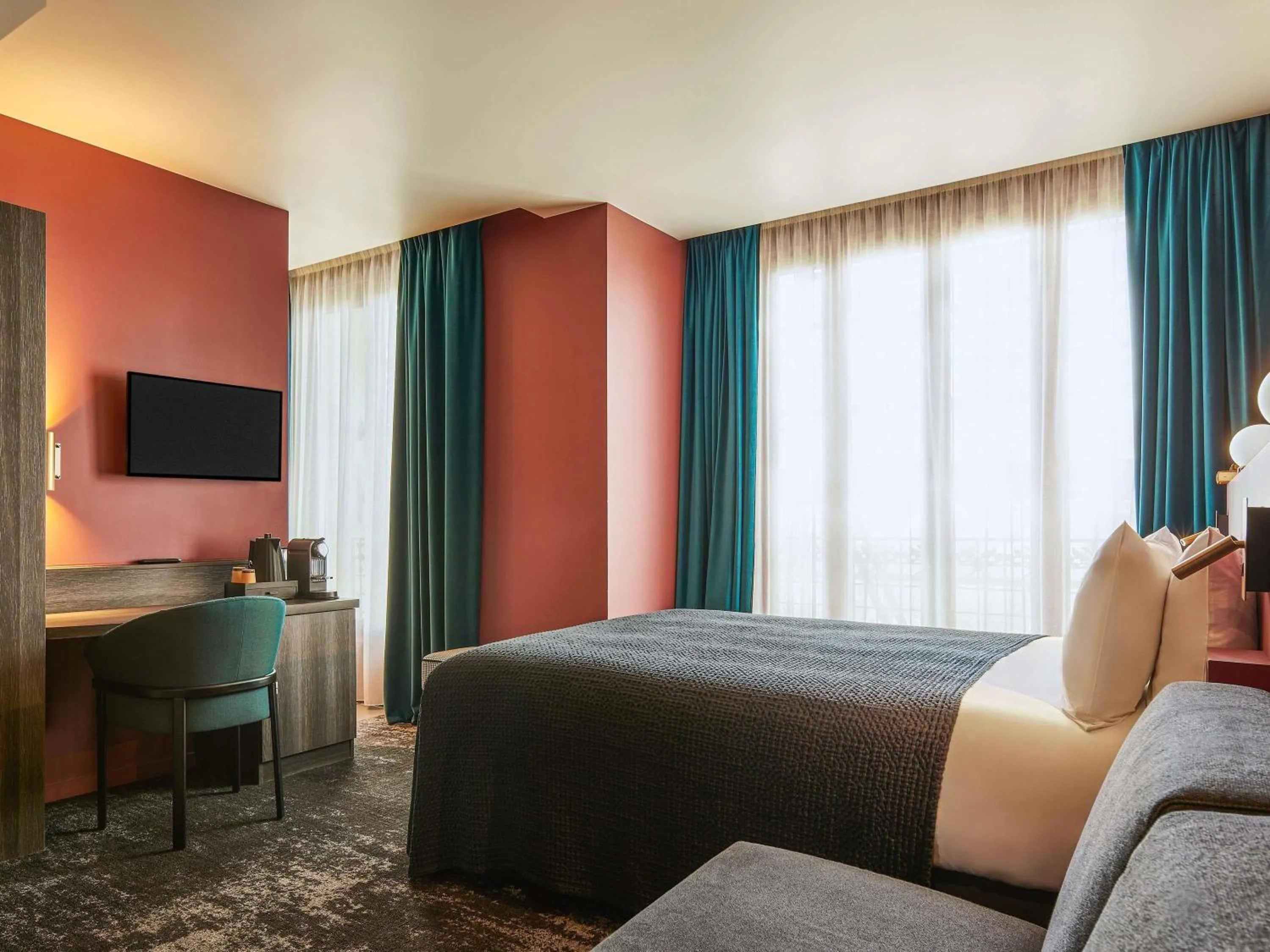 Property building, Bed in Mercure Paris Tour Eiffel Pont Mirabeau