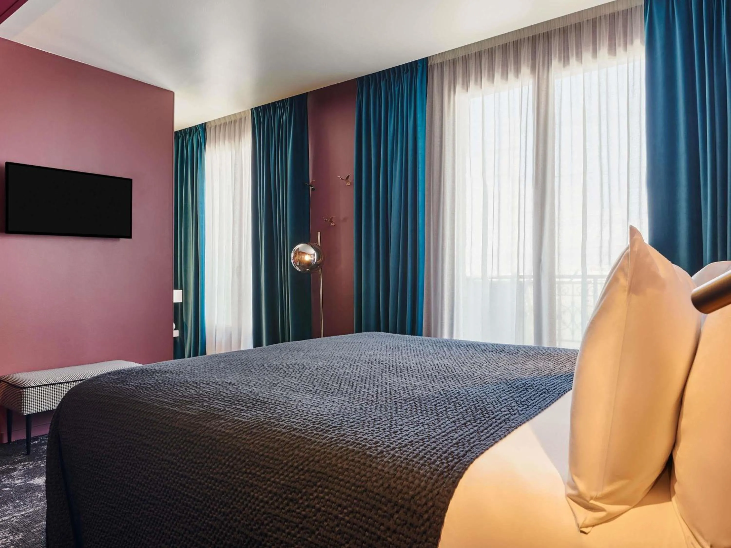 Property building, Bed in Mercure Paris Tour Eiffel Pont Mirabeau