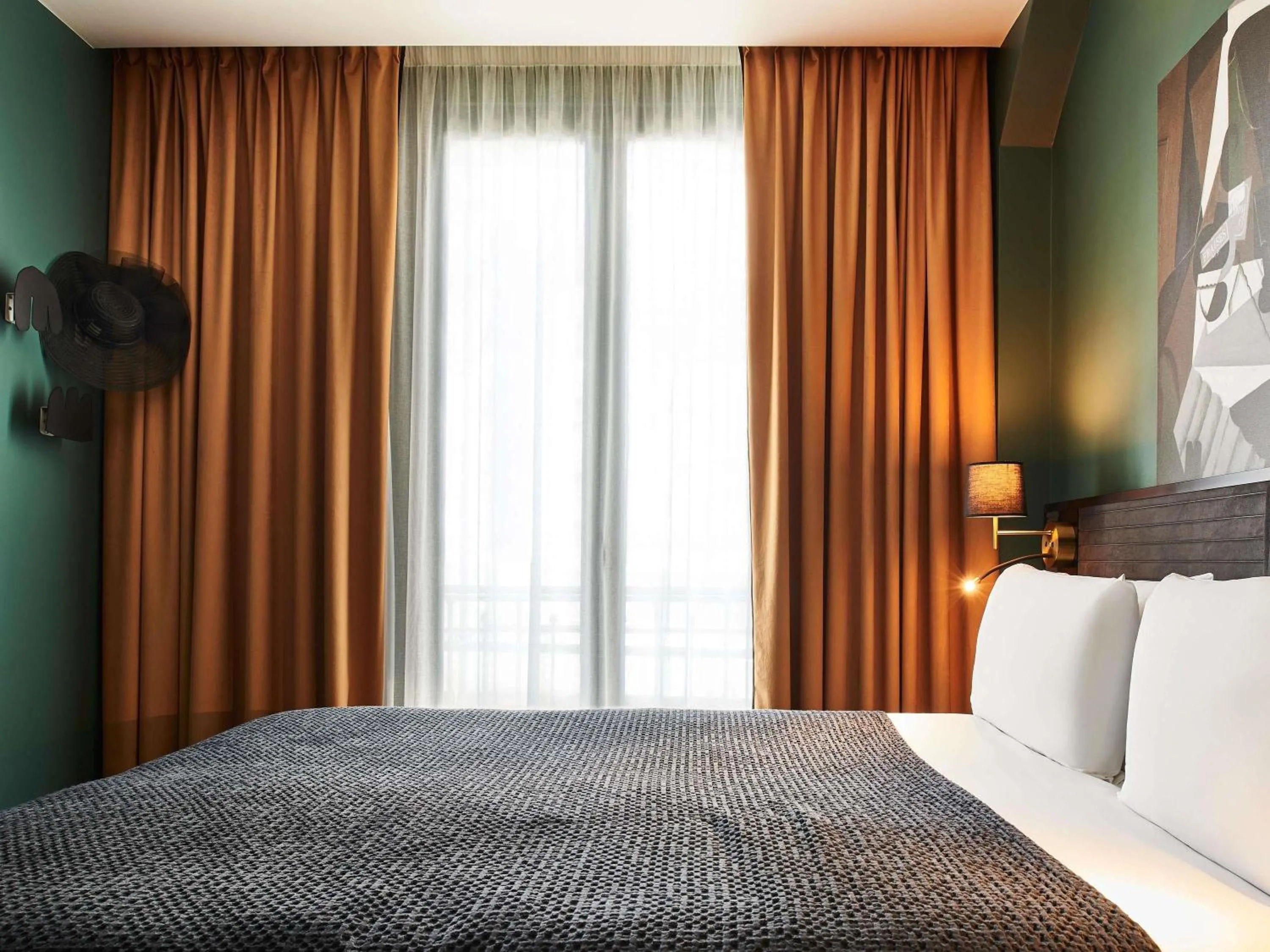 Bedroom, Bed in Mercure Paris Tour Eiffel Pont Mirabeau