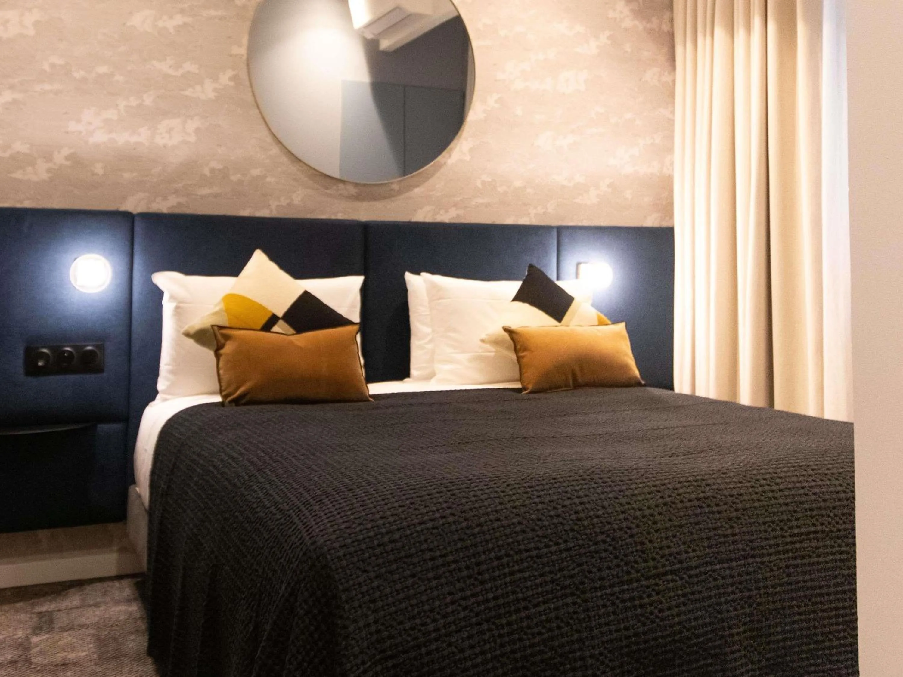 Bedroom, Bed in Mercure Paris Tour Eiffel Pont Mirabeau