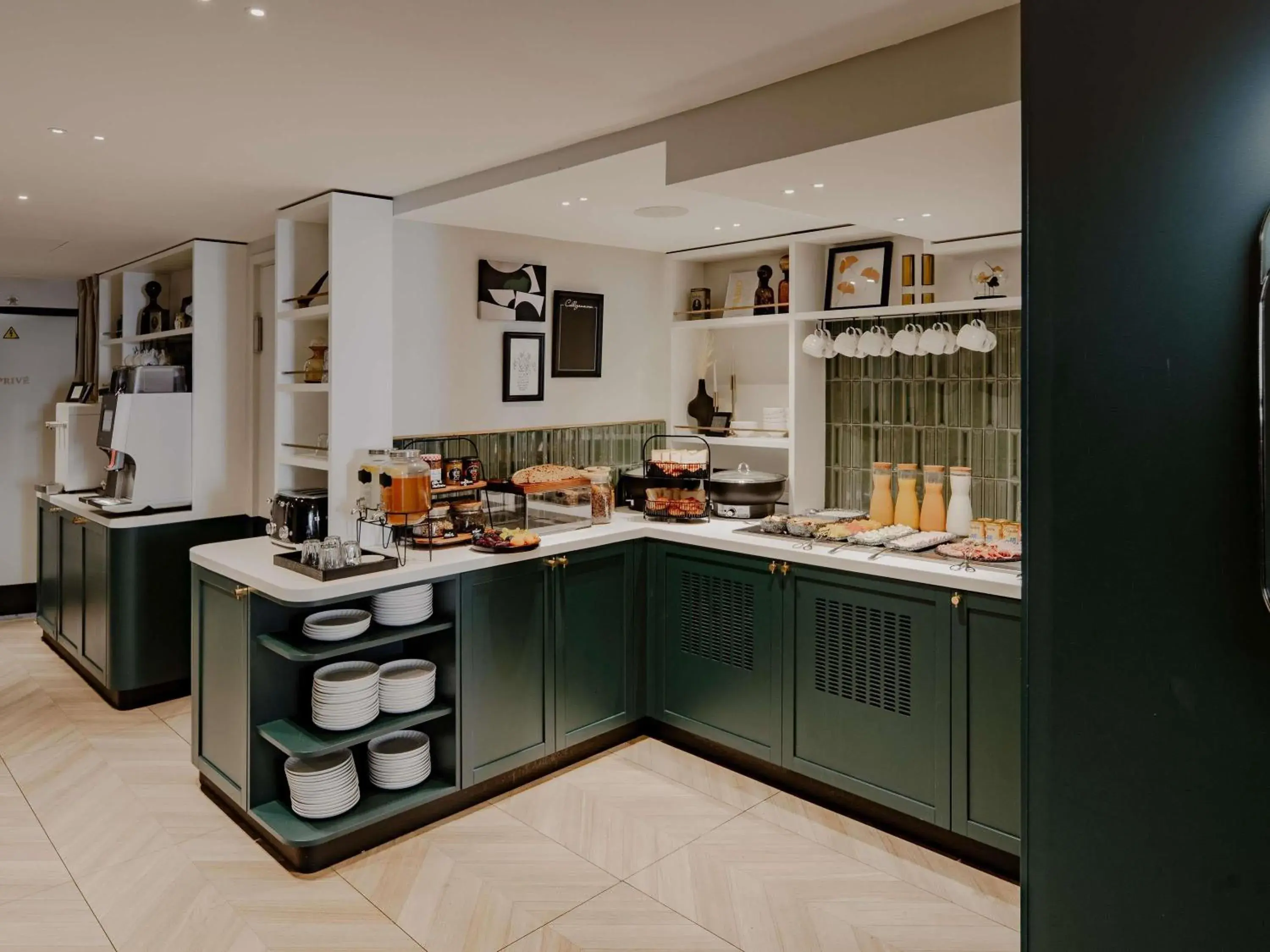 Property building in Mercure Paris Tour Eiffel Pont Mirabeau Property building in Mercure Paris Tour Eiffel Pont Mirabeau