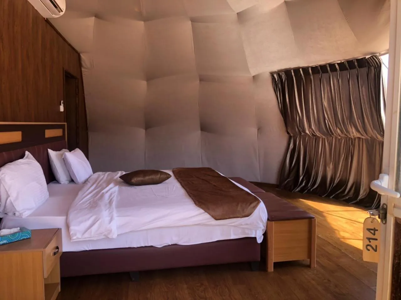 Bed in Al Sultana Luxury Camp