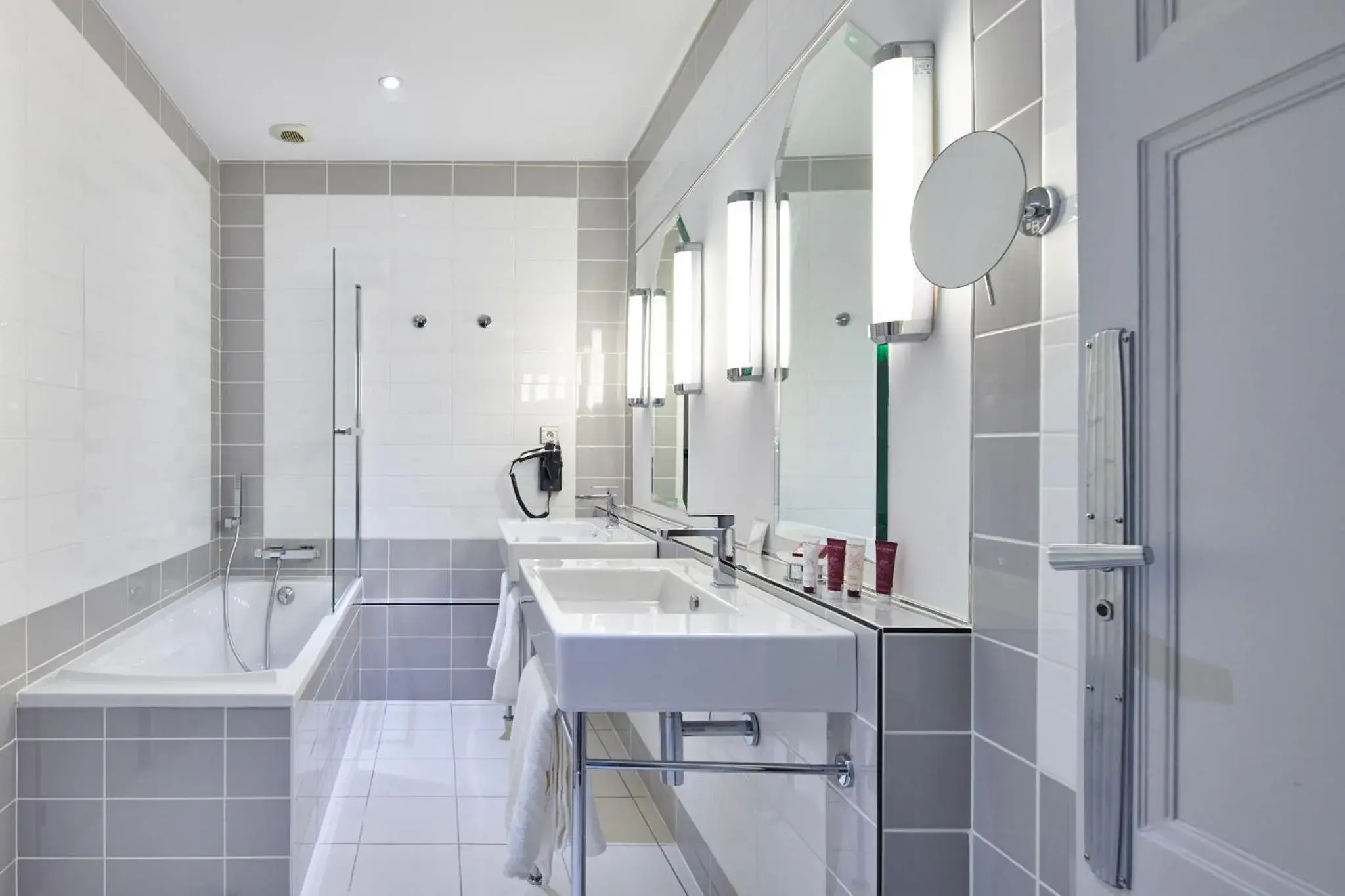 Bathroom in Hotel & Spa Vacances Bleues Le Splendid Bathroom in Hotel & Spa Vacances Bleues Le Splendid