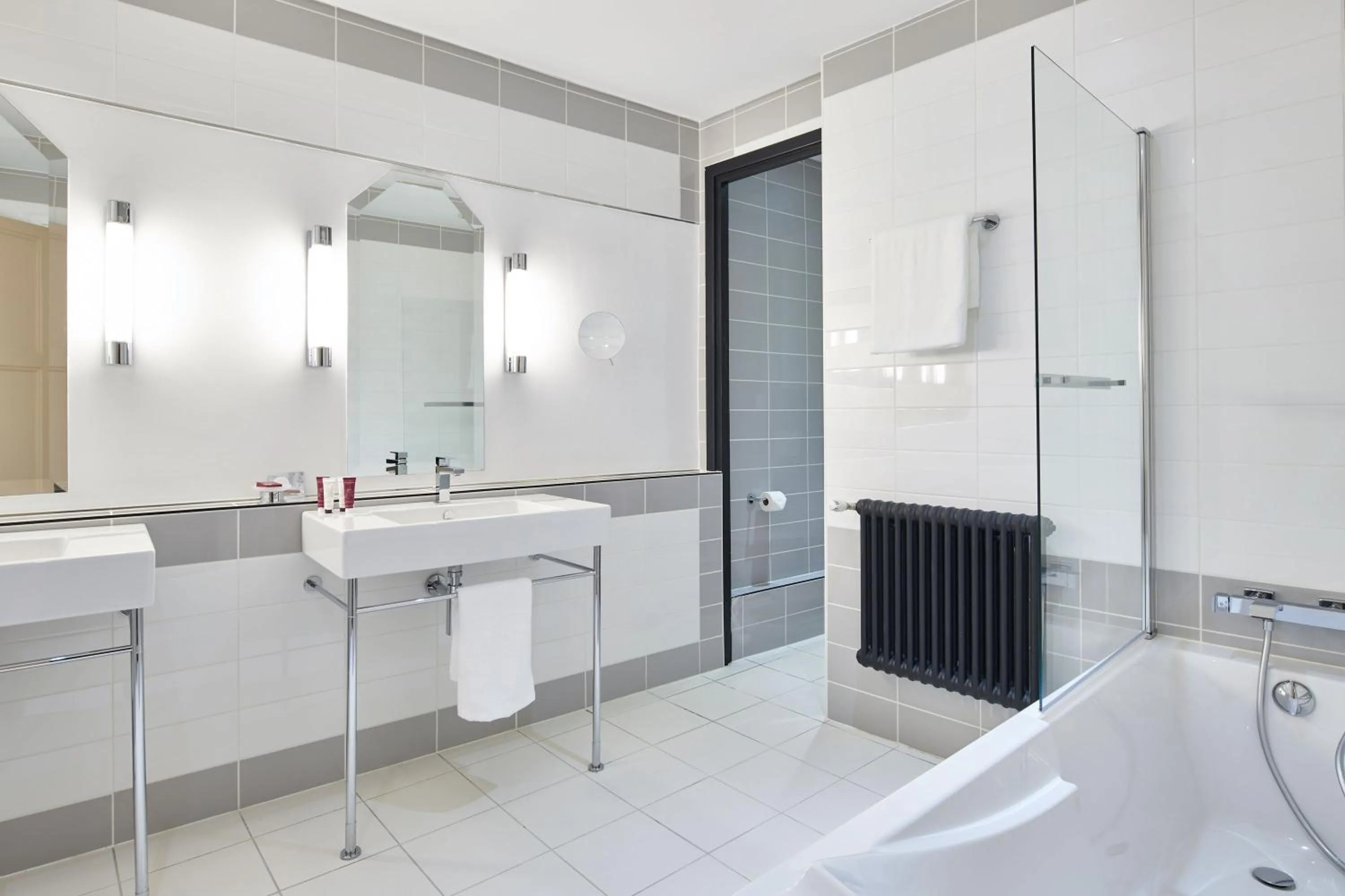 Bathroom in Hotel & Spa Vacances Bleues Le Splendid