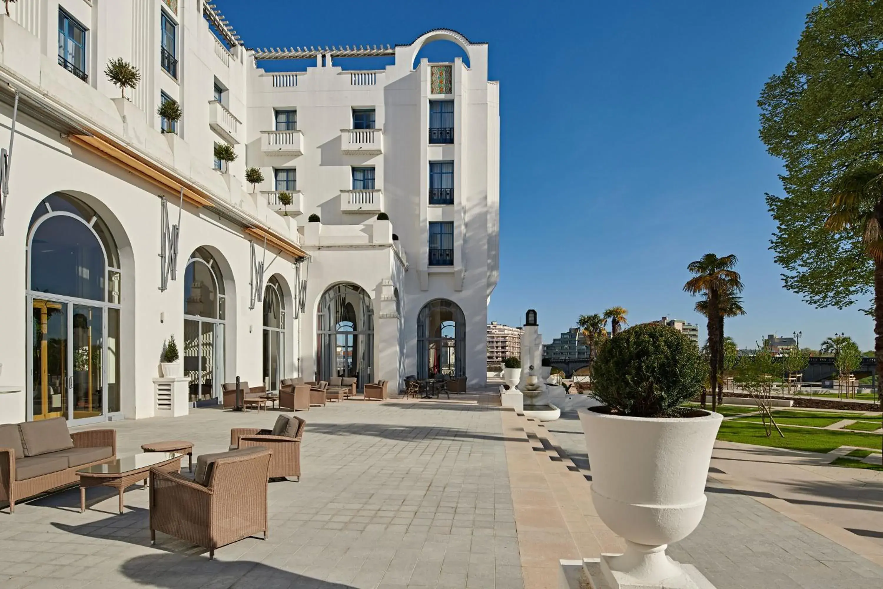 Property building in Hotel & Spa Vacances Bleues Le Splendid Property building in Hotel & Spa Vacances Bleues Le Splendid