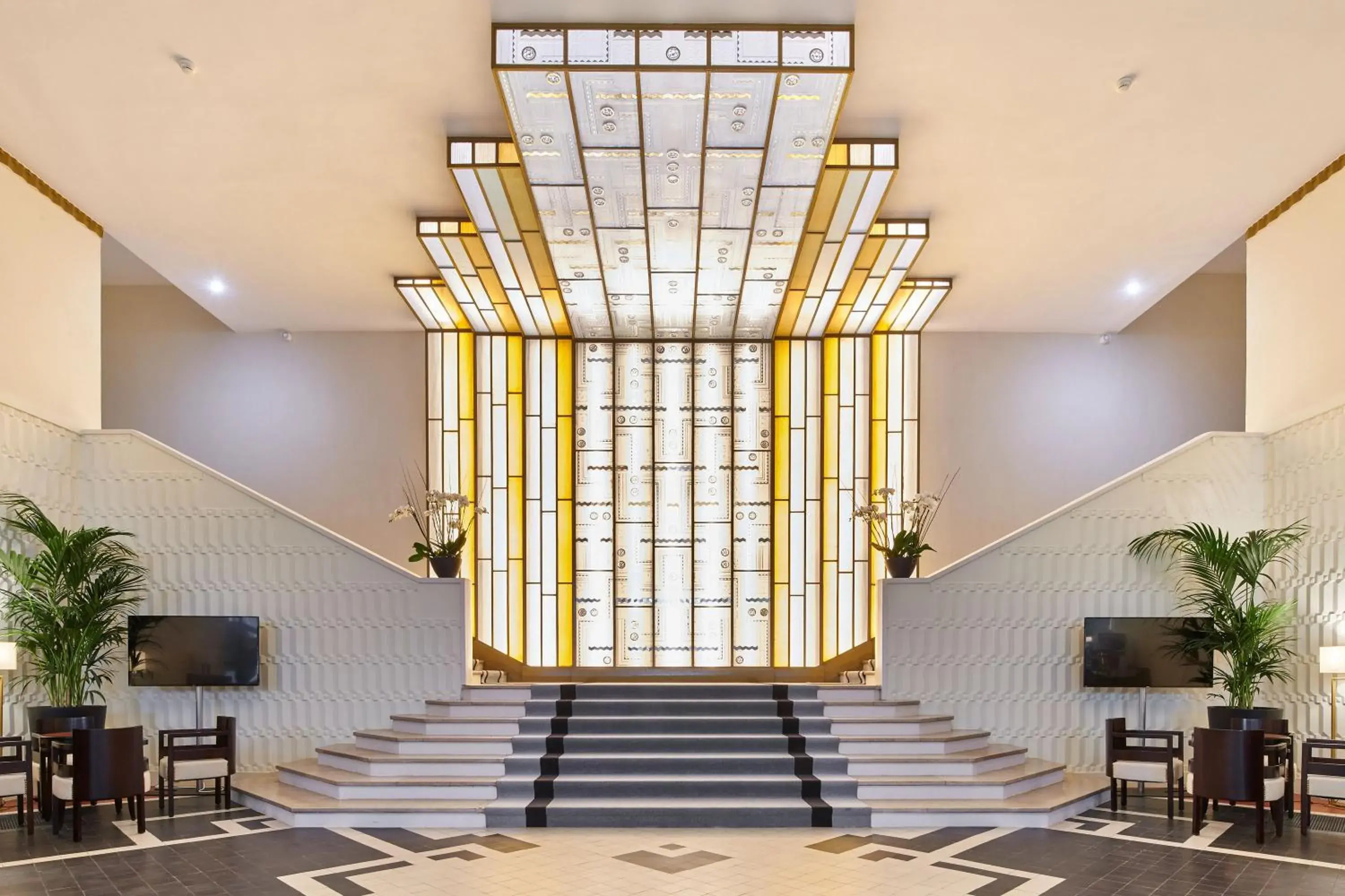 Lobby or reception in Hotel & Spa Vacances Bleues Le Splendid Lobby or reception in Hotel & Spa Vacances Bleues Le Splendid