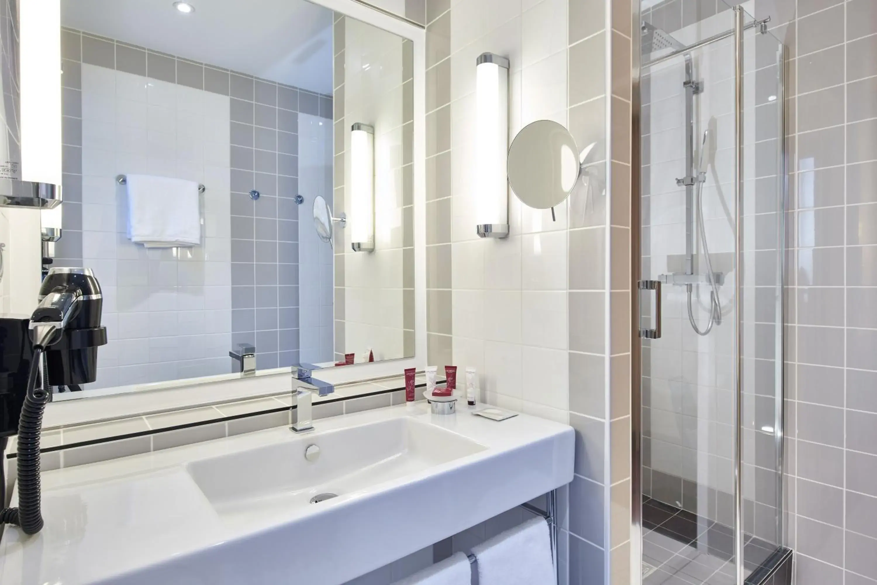 Bathroom in Hotel & Spa Vacances Bleues Le Splendid Bathroom in Hotel & Spa Vacances Bleues Le Splendid