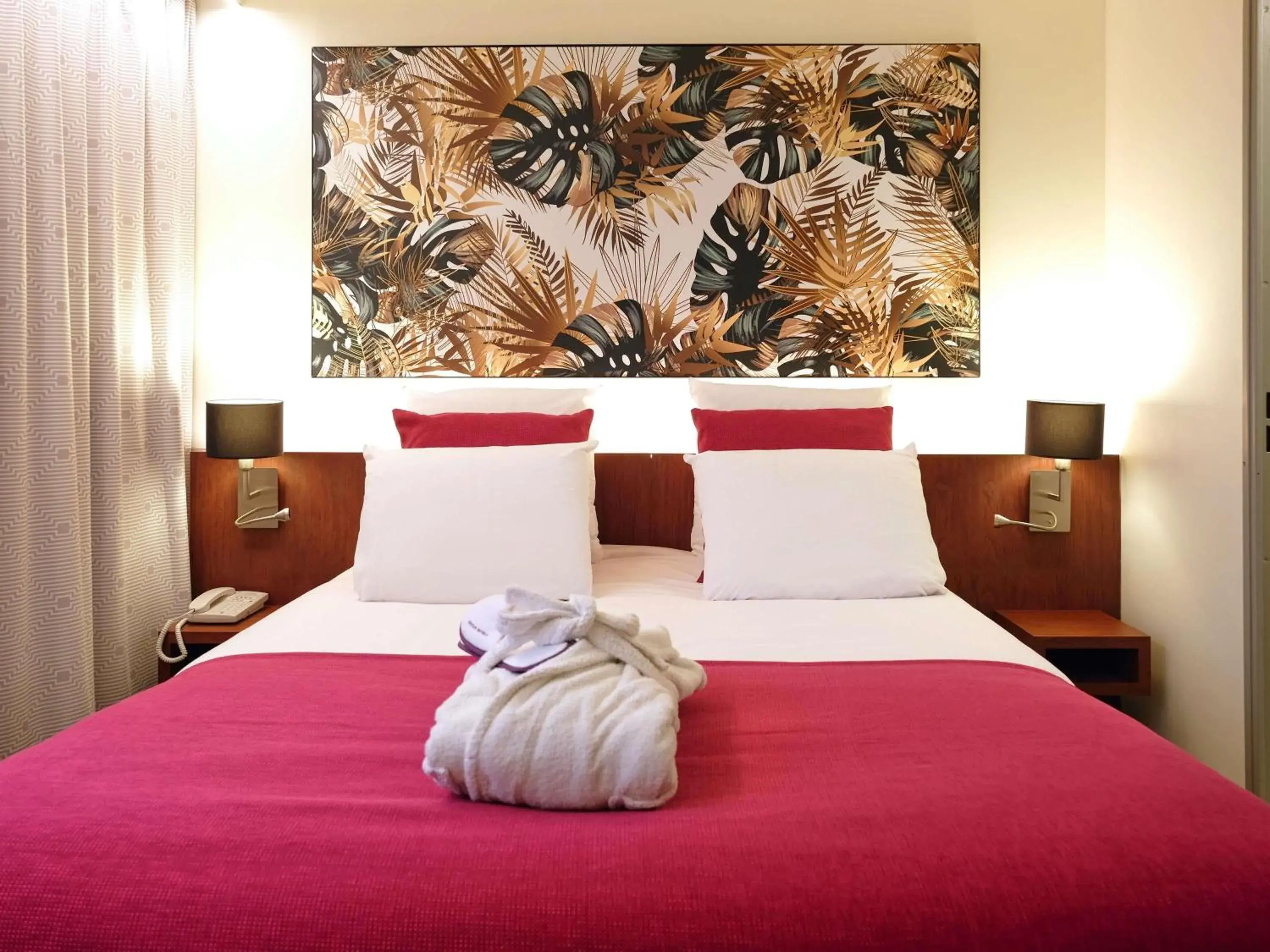 Bedroom, Bed in Mercure Perpignan Centre Bedroom, Bed in Mercure Perpignan Centre