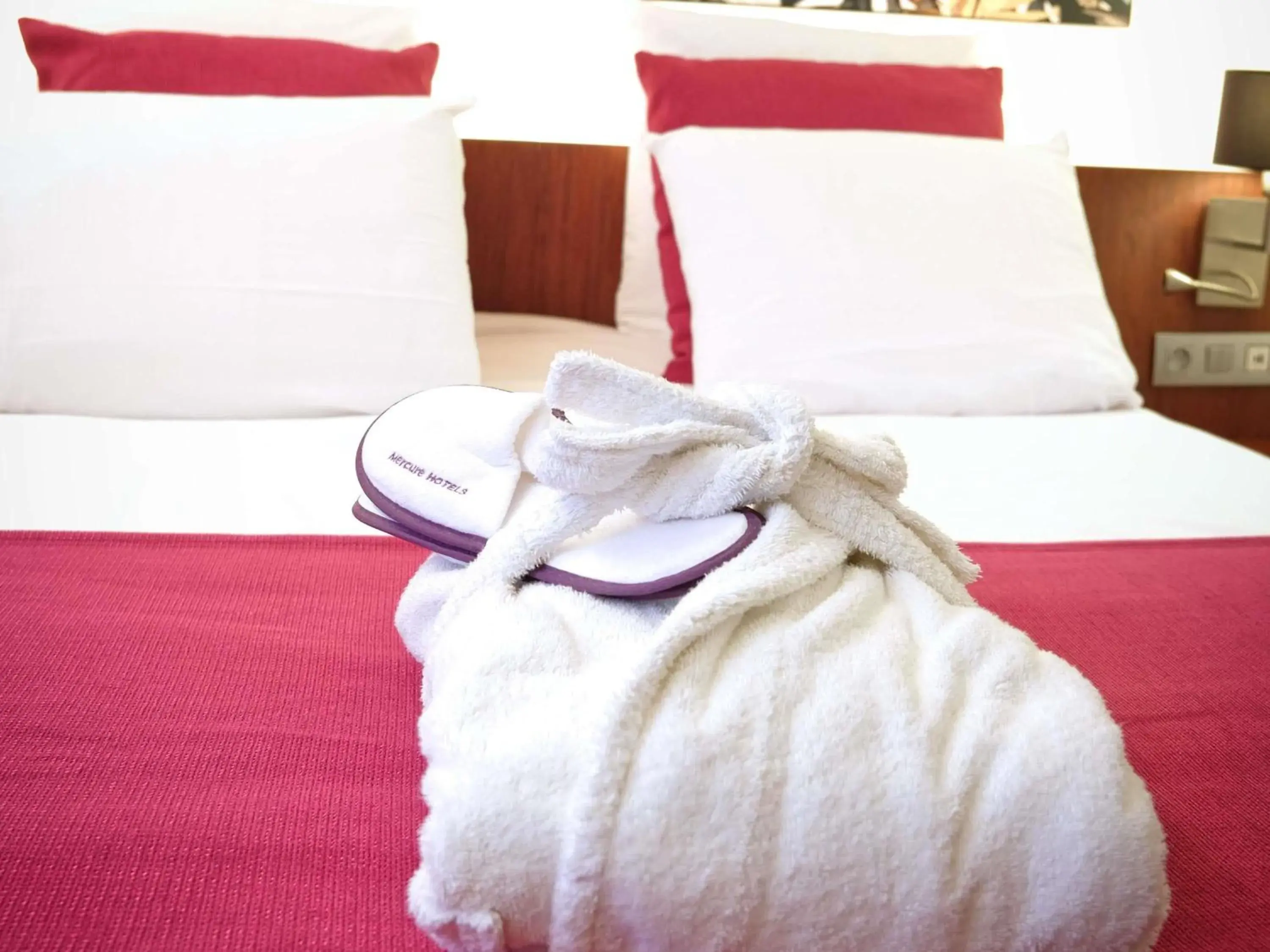 Bedroom, Bed in Mercure Perpignan Centre Bedroom, Bed in Mercure Perpignan Centre