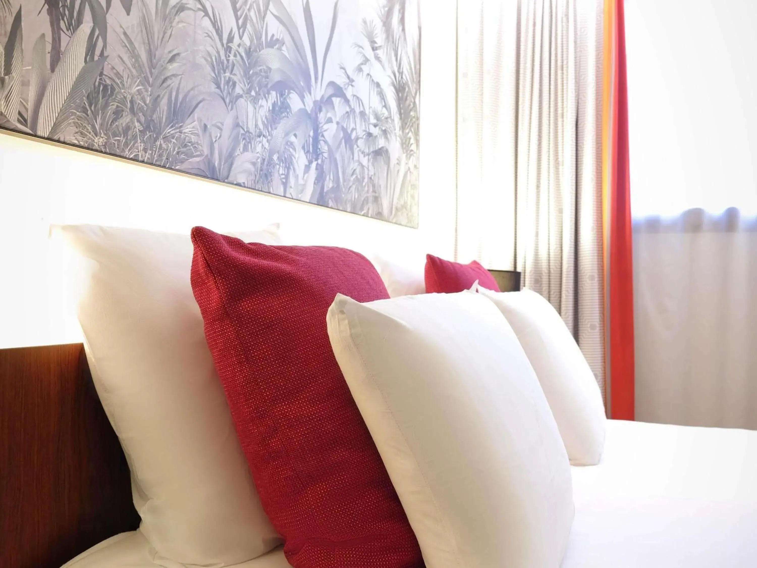 Bedroom, Bed in Mercure Perpignan Centre Bedroom, Bed in Mercure Perpignan Centre