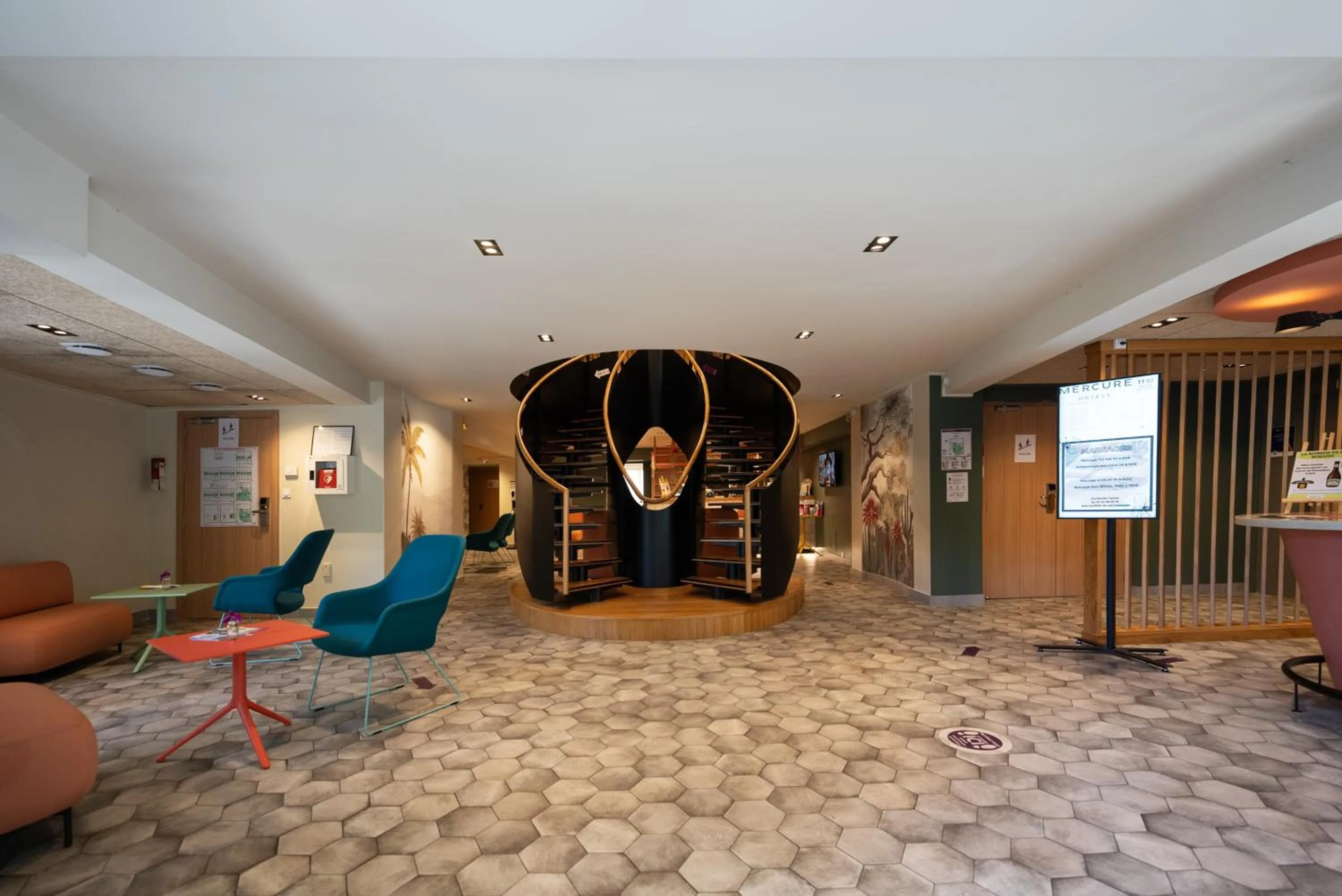 Lobby or reception in Mercure Perpignan Centre