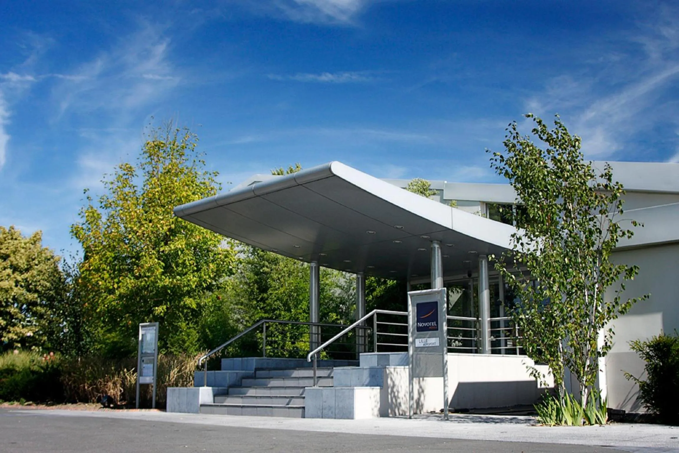 Facade/entrance in Novotel Lille Aéroport
