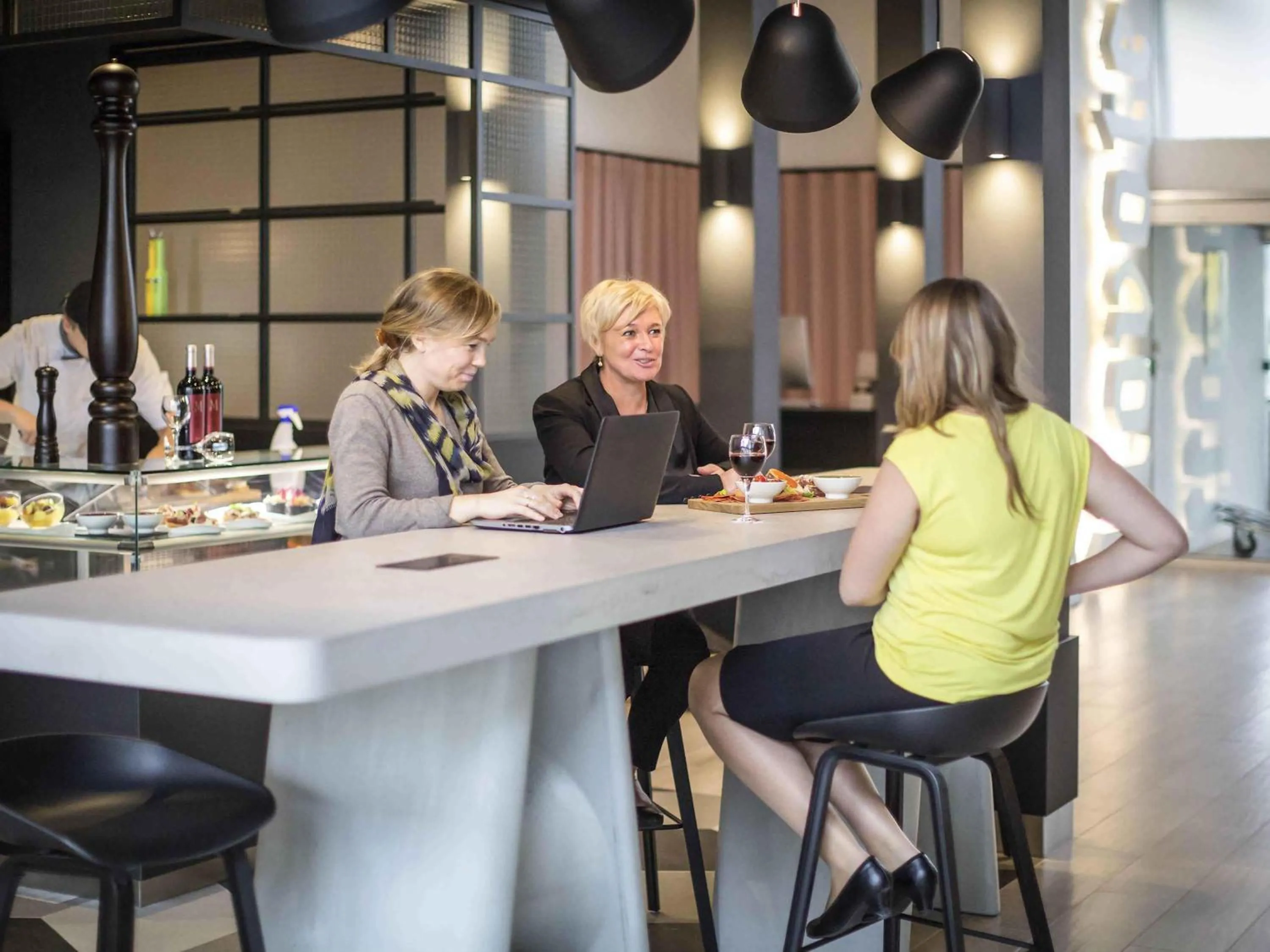 Lounge or bar in Novotel Lille Aéroport