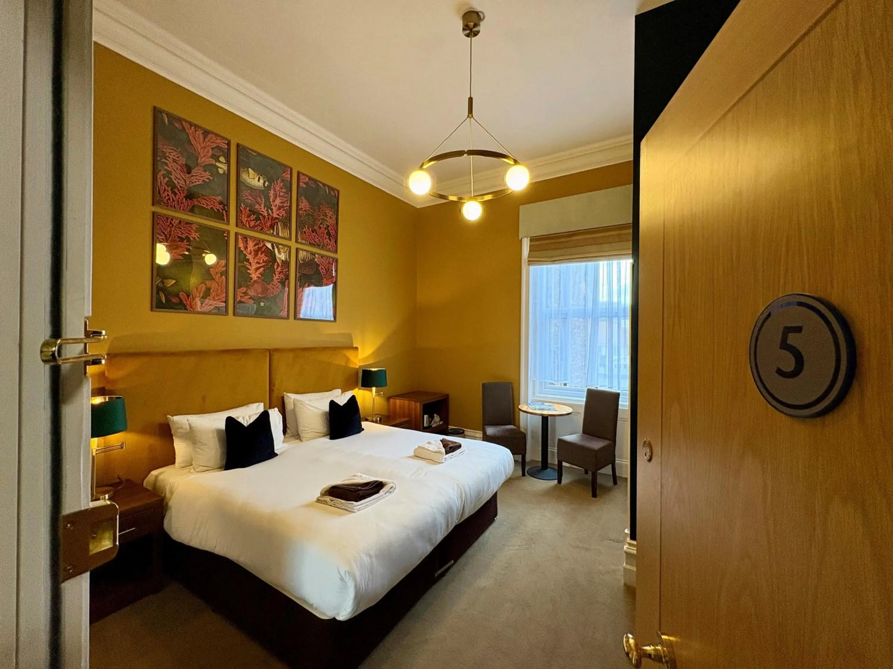 Bedroom, Bed in Weston Hotel