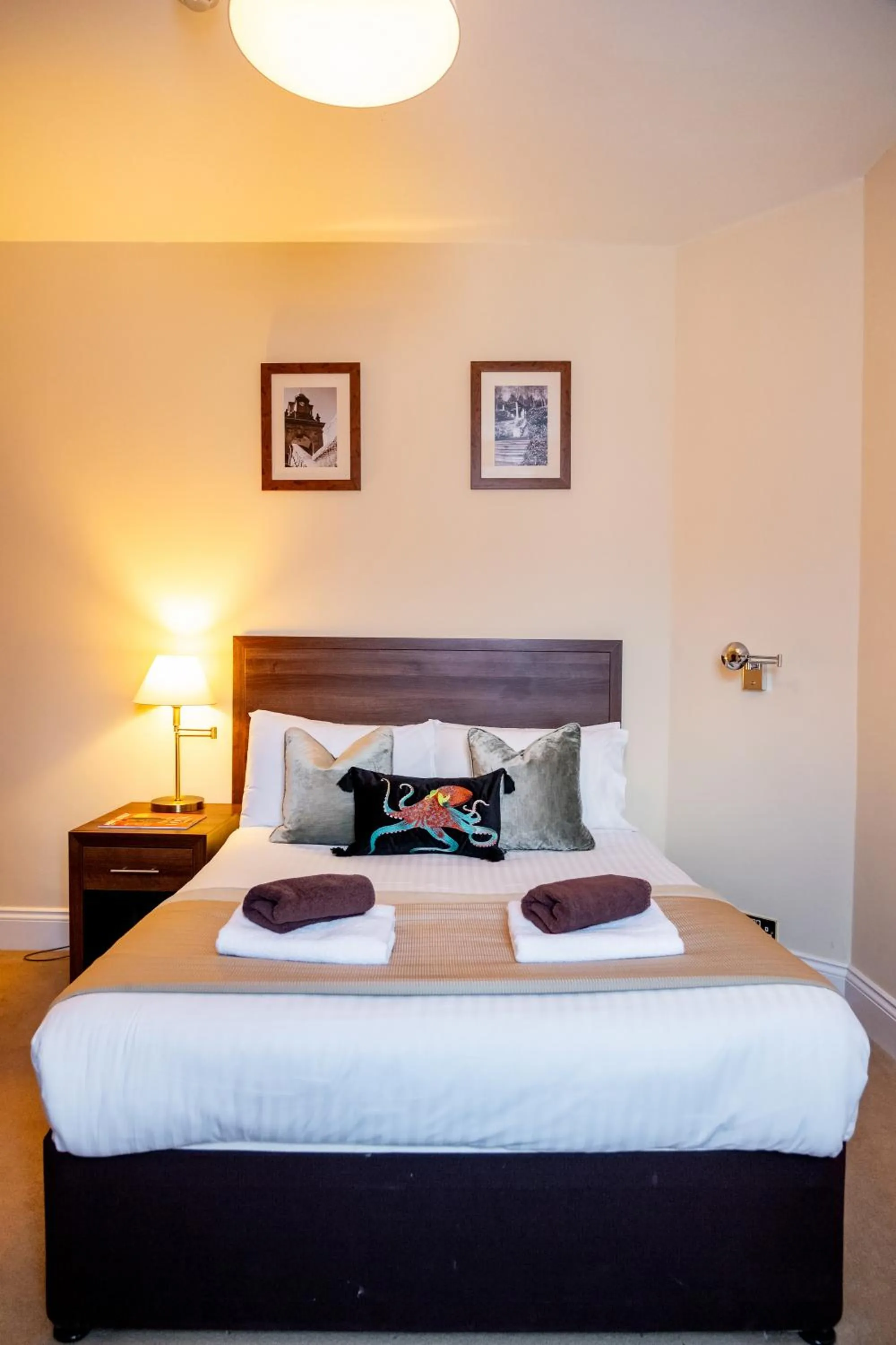 Bedroom, Bed in Weston Hotel