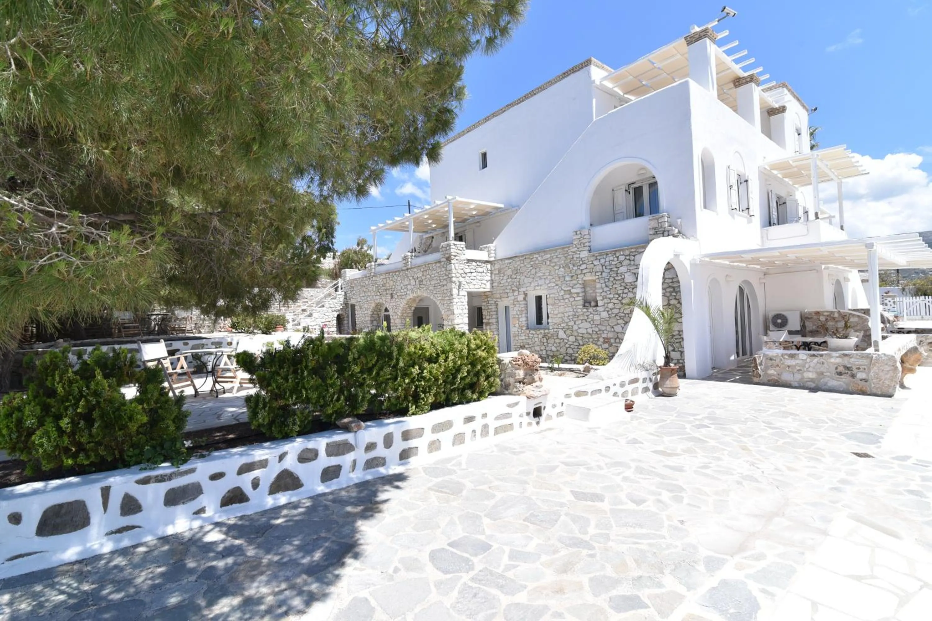 Property building in Paradiso Boutique