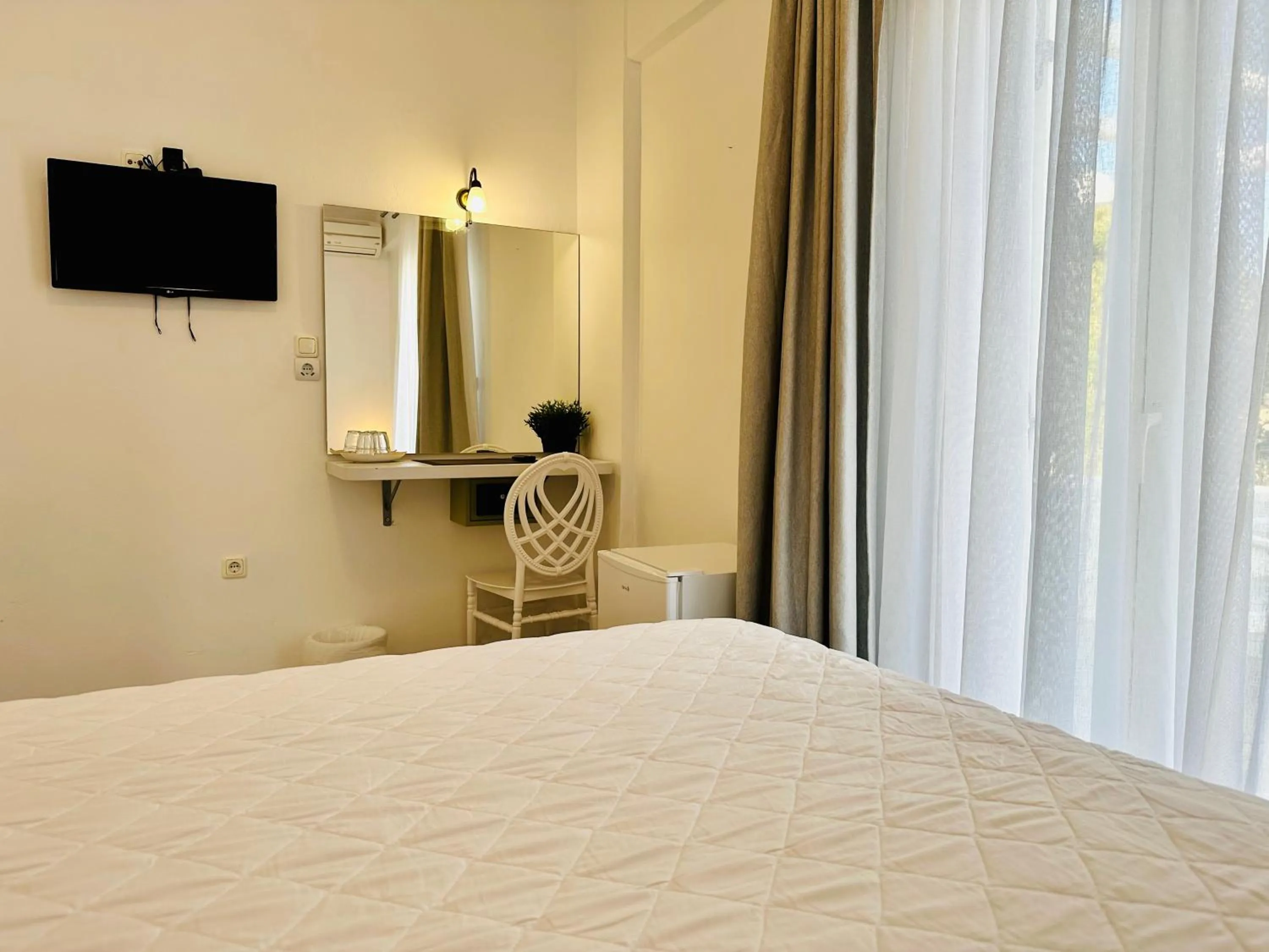 Photo of the whole room, Bed in Paradiso Boutique