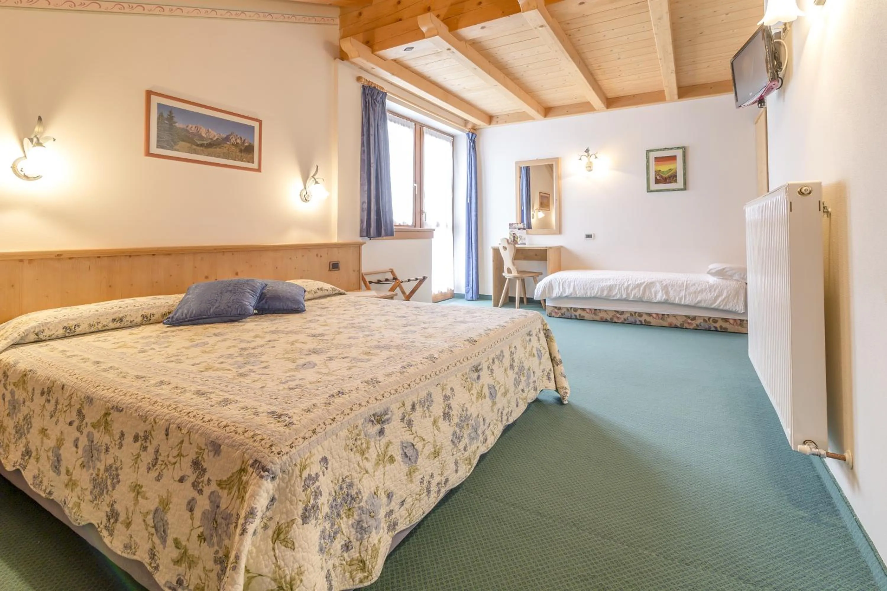 Decorative detail, Bed in Hotel Garni la Stua