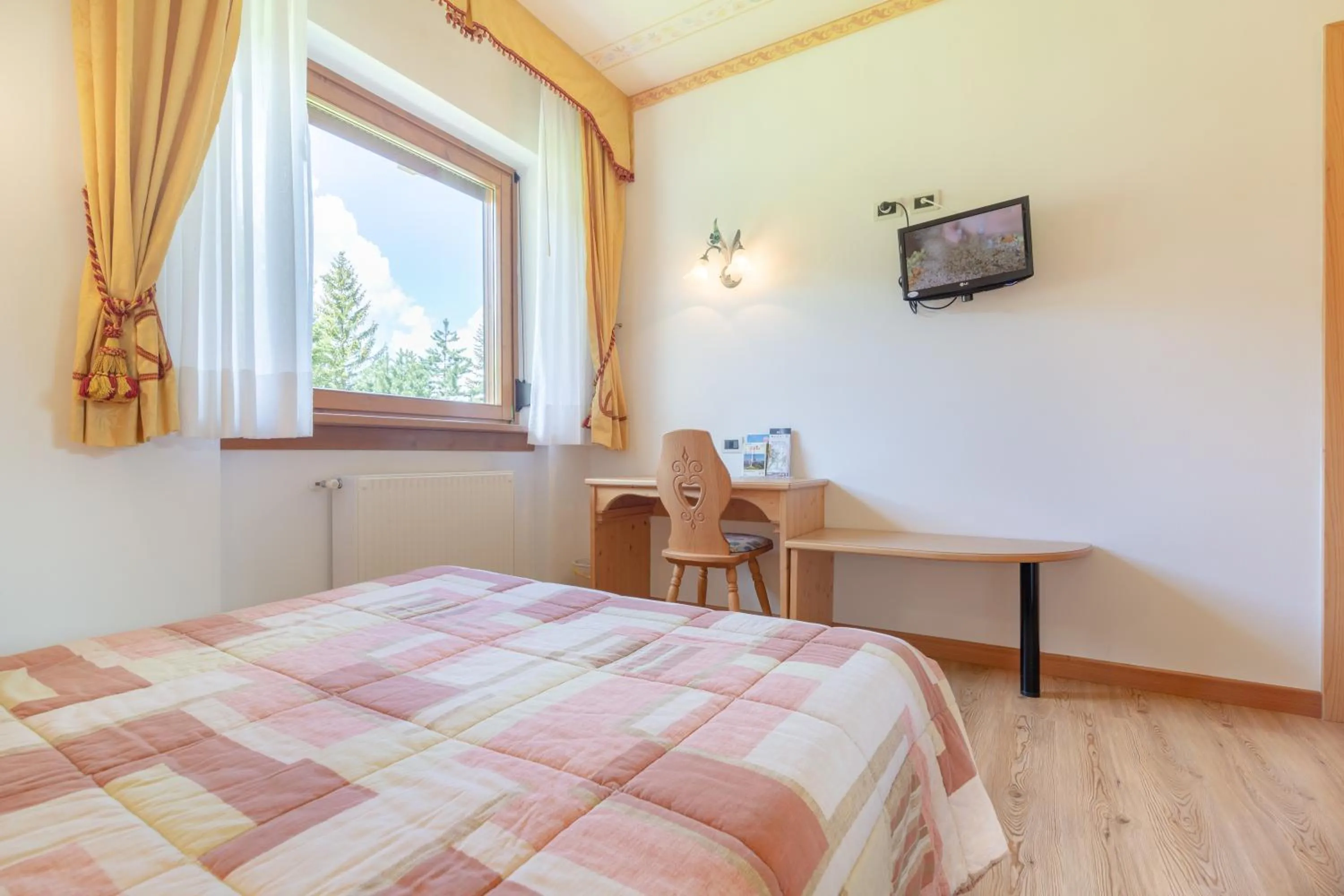 Bed in Hotel Garni la Stua