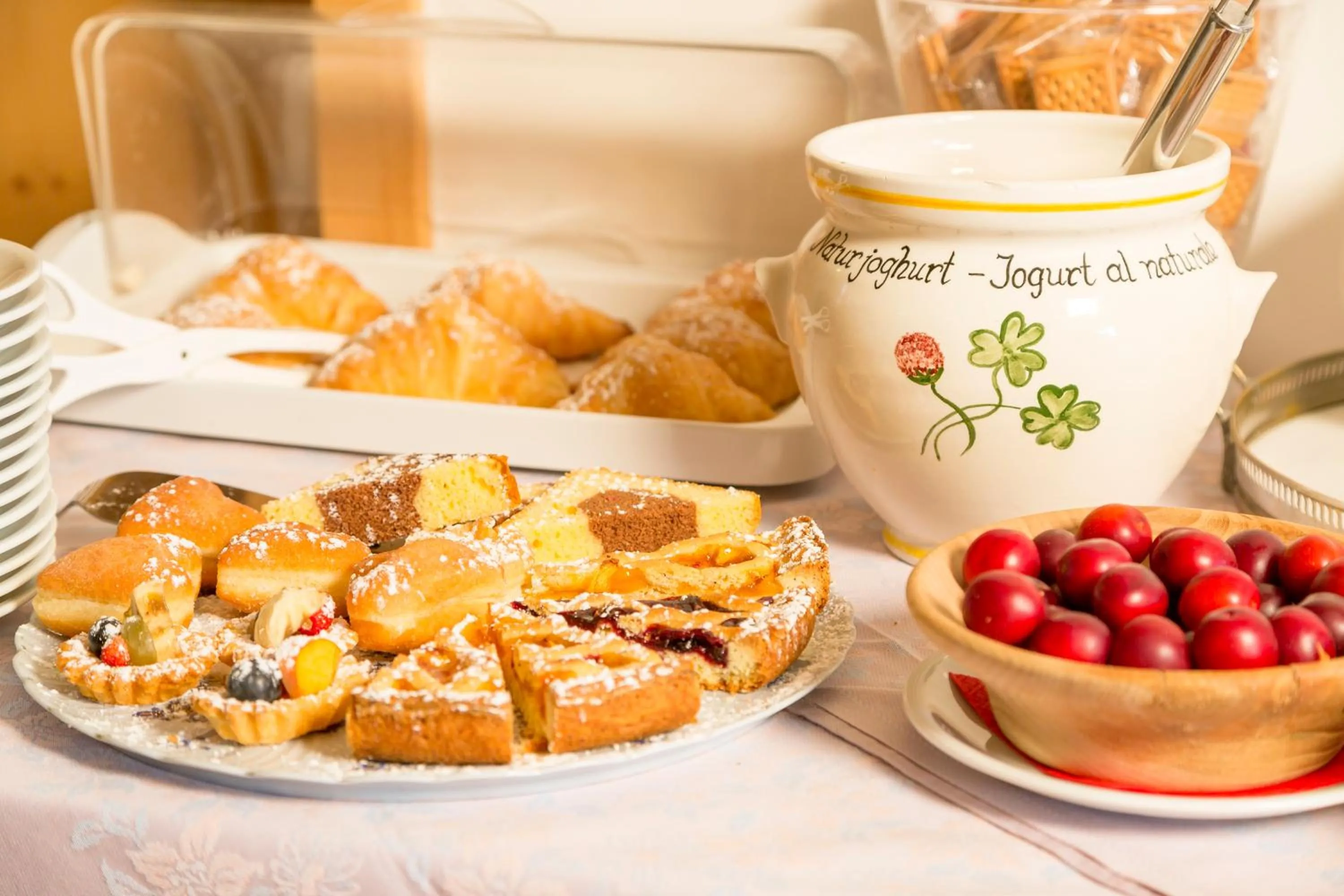 Buffet breakfast in Hotel Garni la Stua