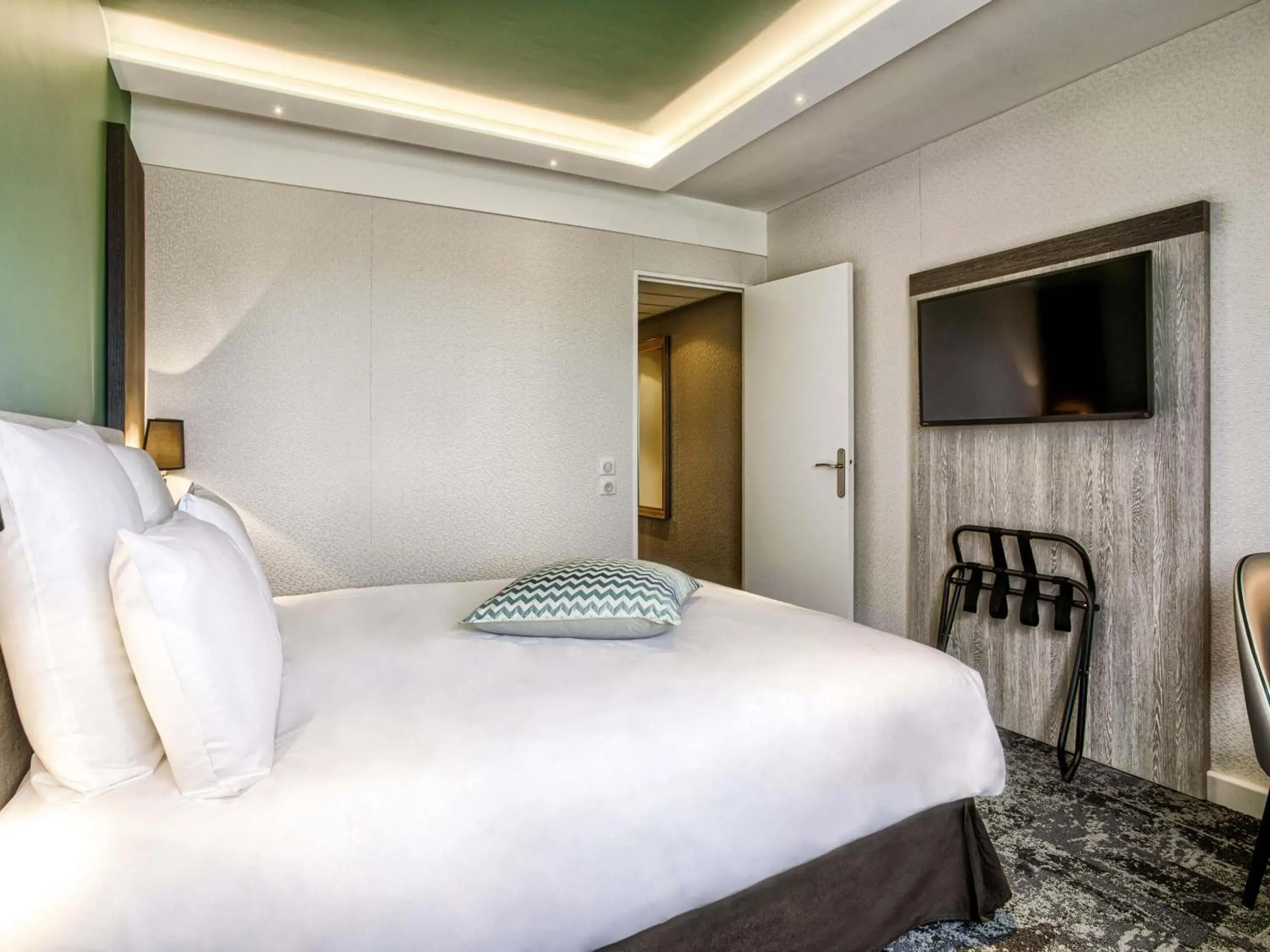 Bedroom, Bed in Mercure Cabourg Hôtel & Spa Bedroom, Bed in Mercure Cabourg Hôtel & Spa