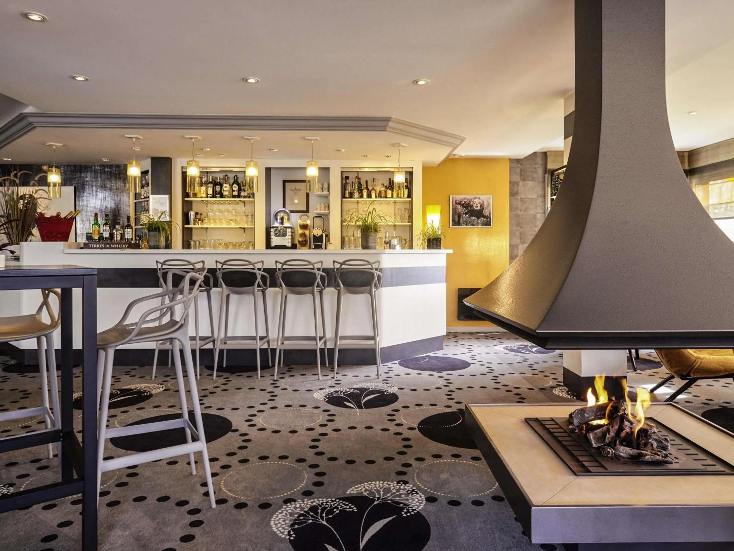 Lounge or bar in Mercure Cabourg Hôtel & Spa
