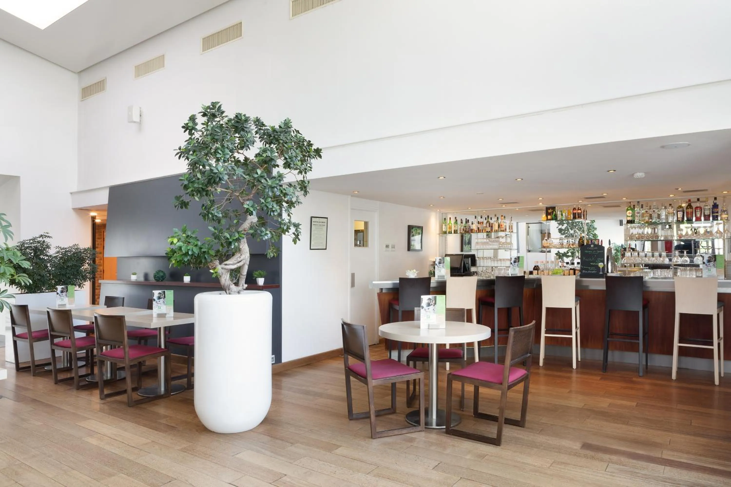 Lounge or bar in Holiday Inn Lille Ouest Englos by IHG