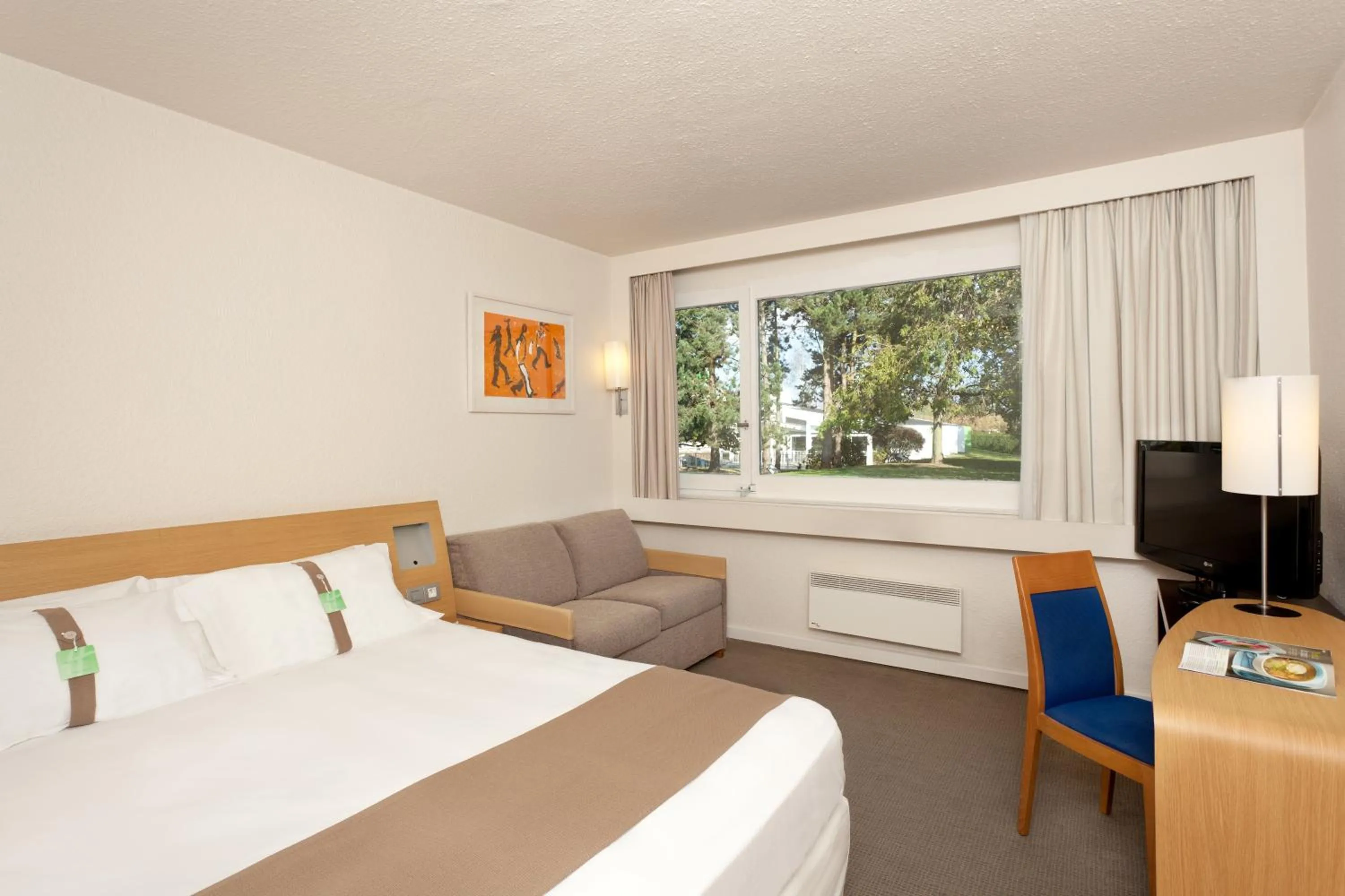 Photo of the whole room, Bed in Holiday Inn Lille Ouest Englos by IHG