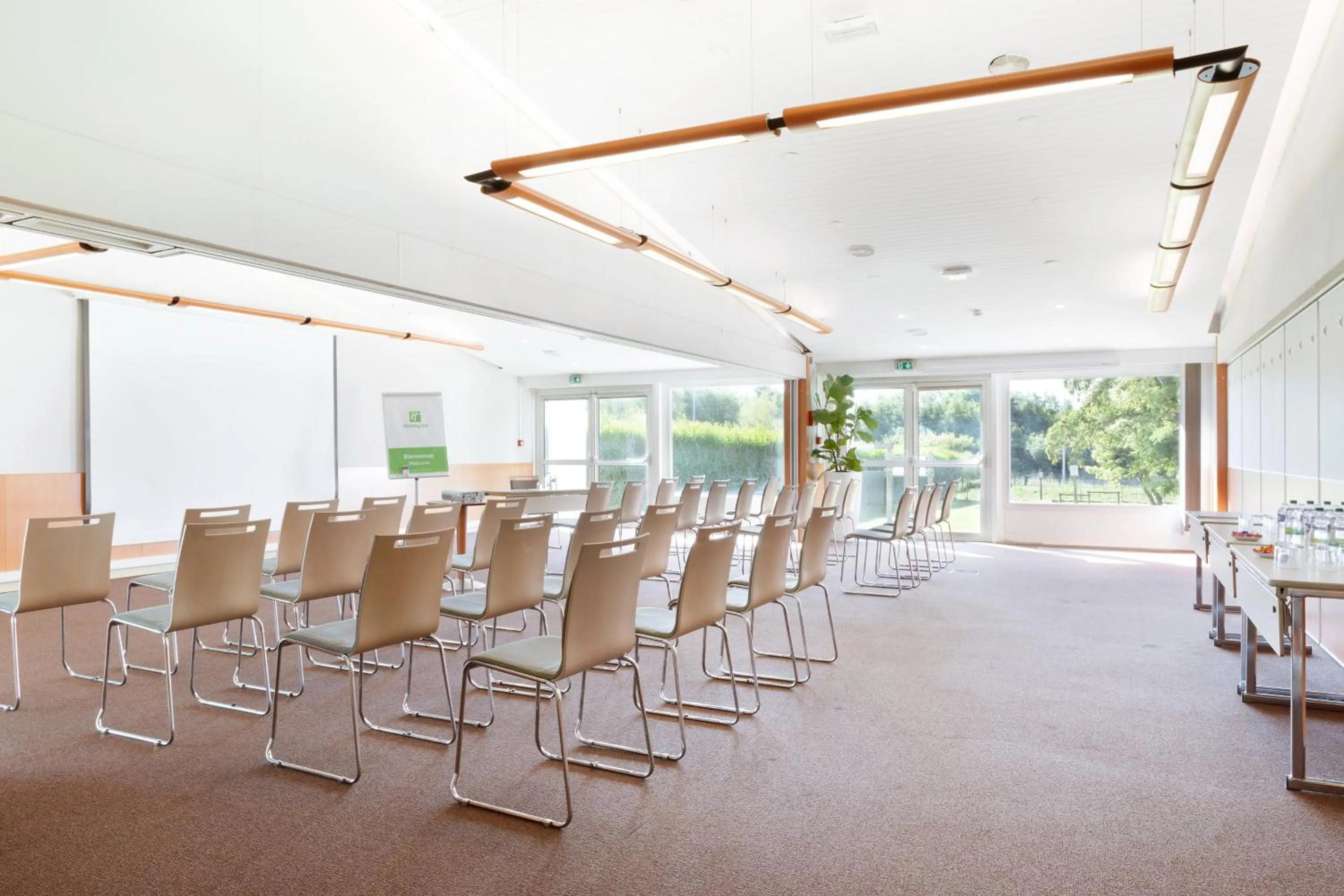 Meeting/conference room in Holiday Inn Lille Ouest Englos by IHG