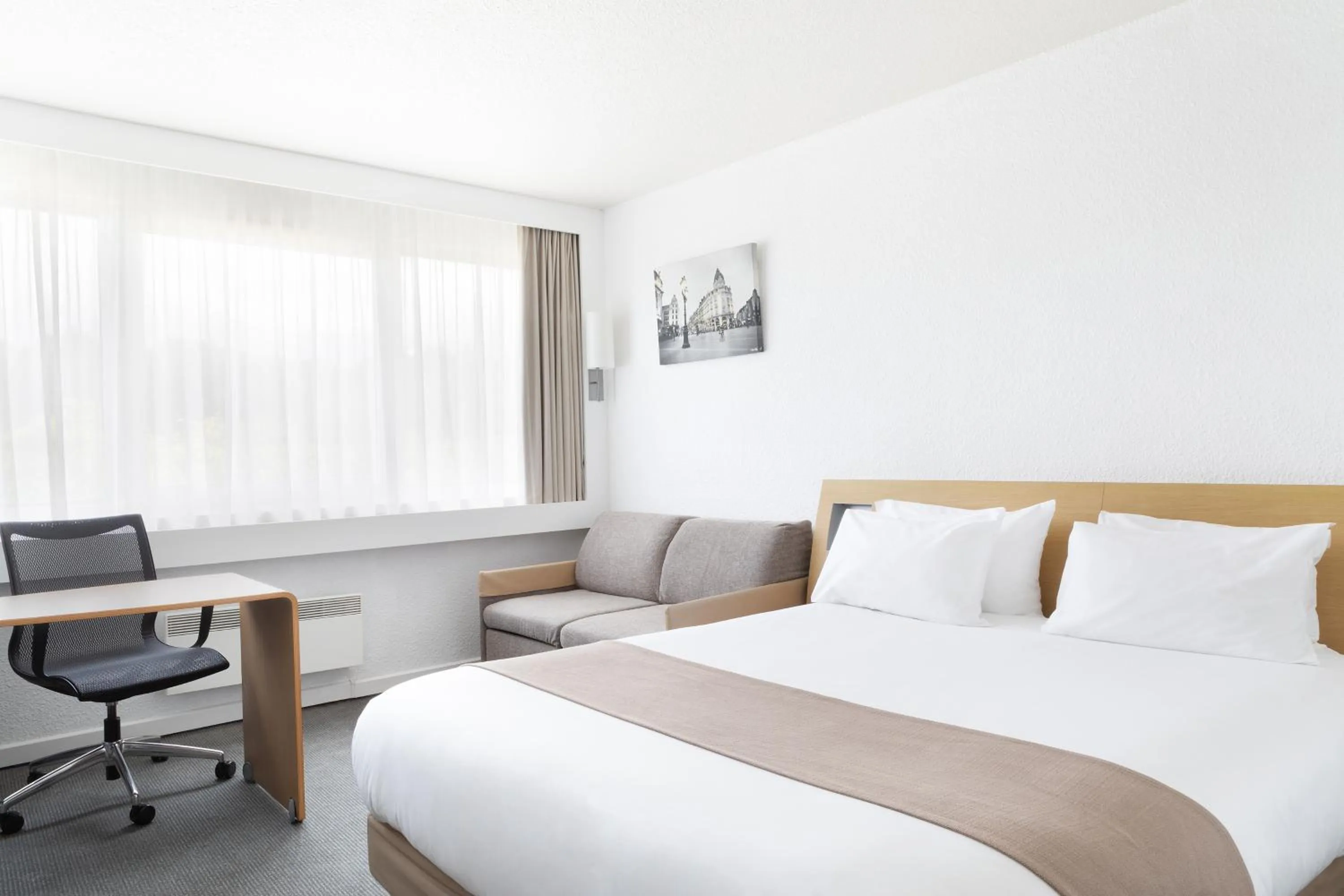 Bedroom, Bed in Holiday Inn Lille Ouest Englos by IHG
