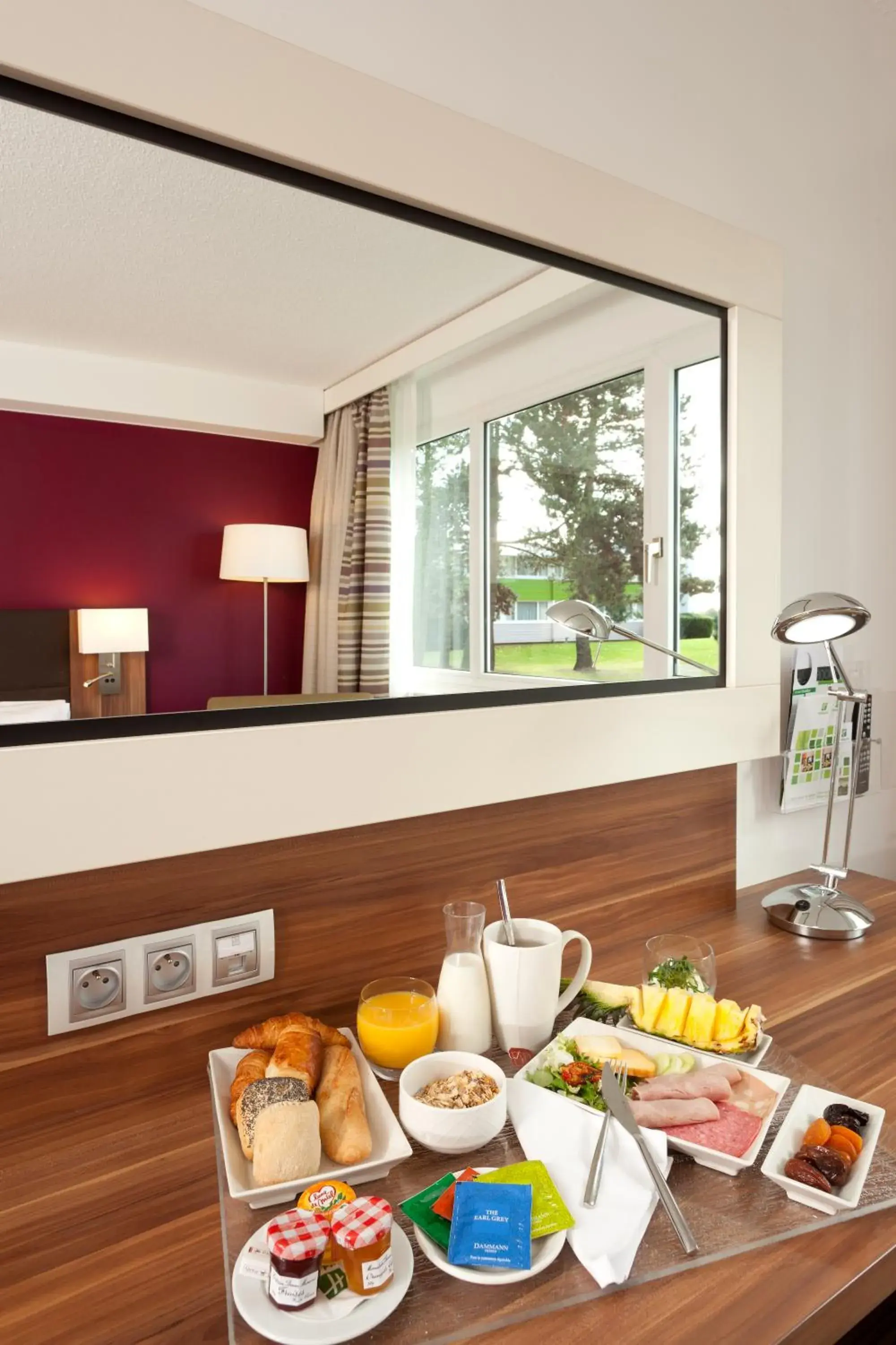 Food and drinks in Holiday Inn Lille Ouest Englos by IHG Food and drinks in Holiday Inn Lille Ouest Englos by IHG