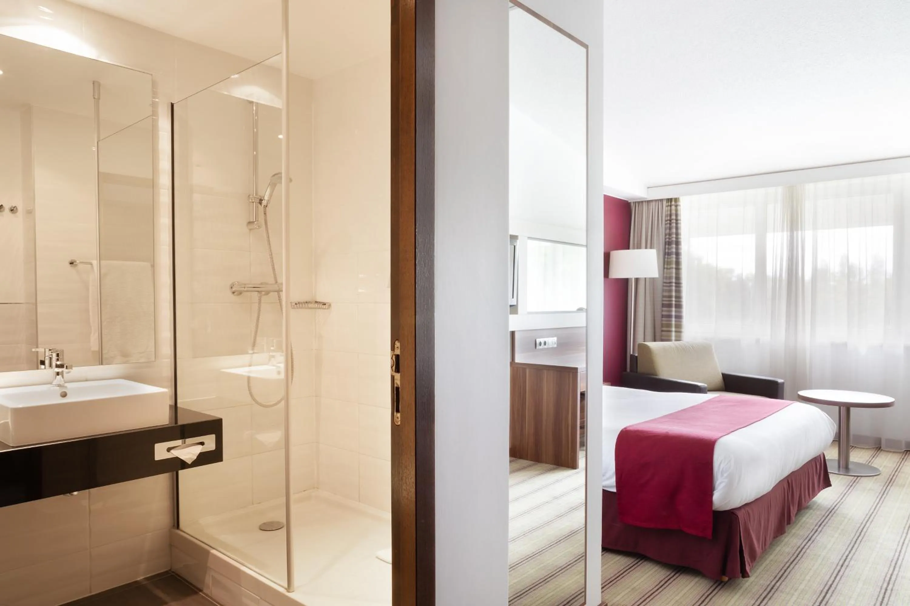 Bathroom, Bed in Holiday Inn Lille Ouest Englos by IHG