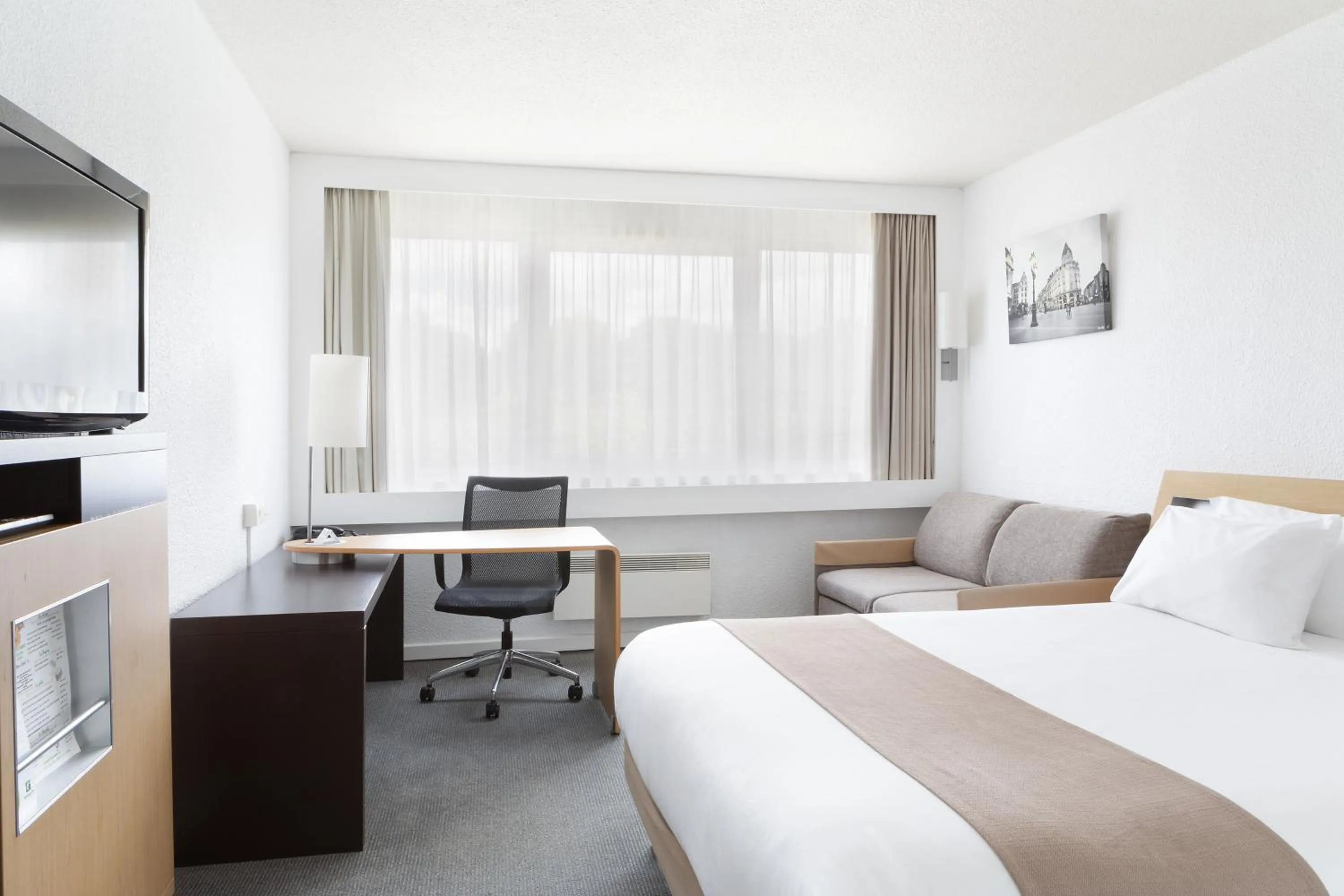 Photo of the whole room, Bed in Holiday Inn Lille Ouest Englos by IHG