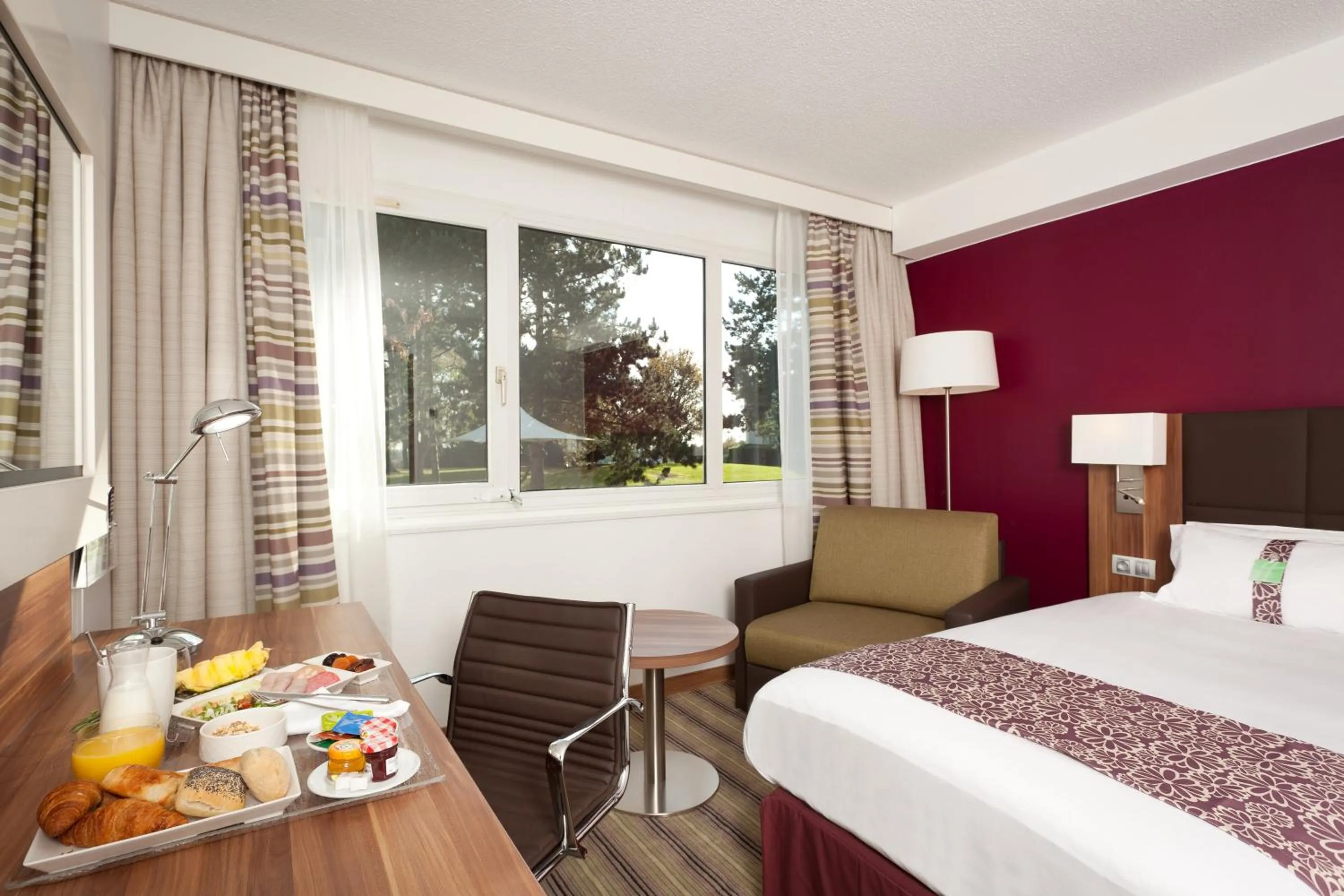 Photo of the whole room, Bed in Holiday Inn Lille Ouest Englos by IHG