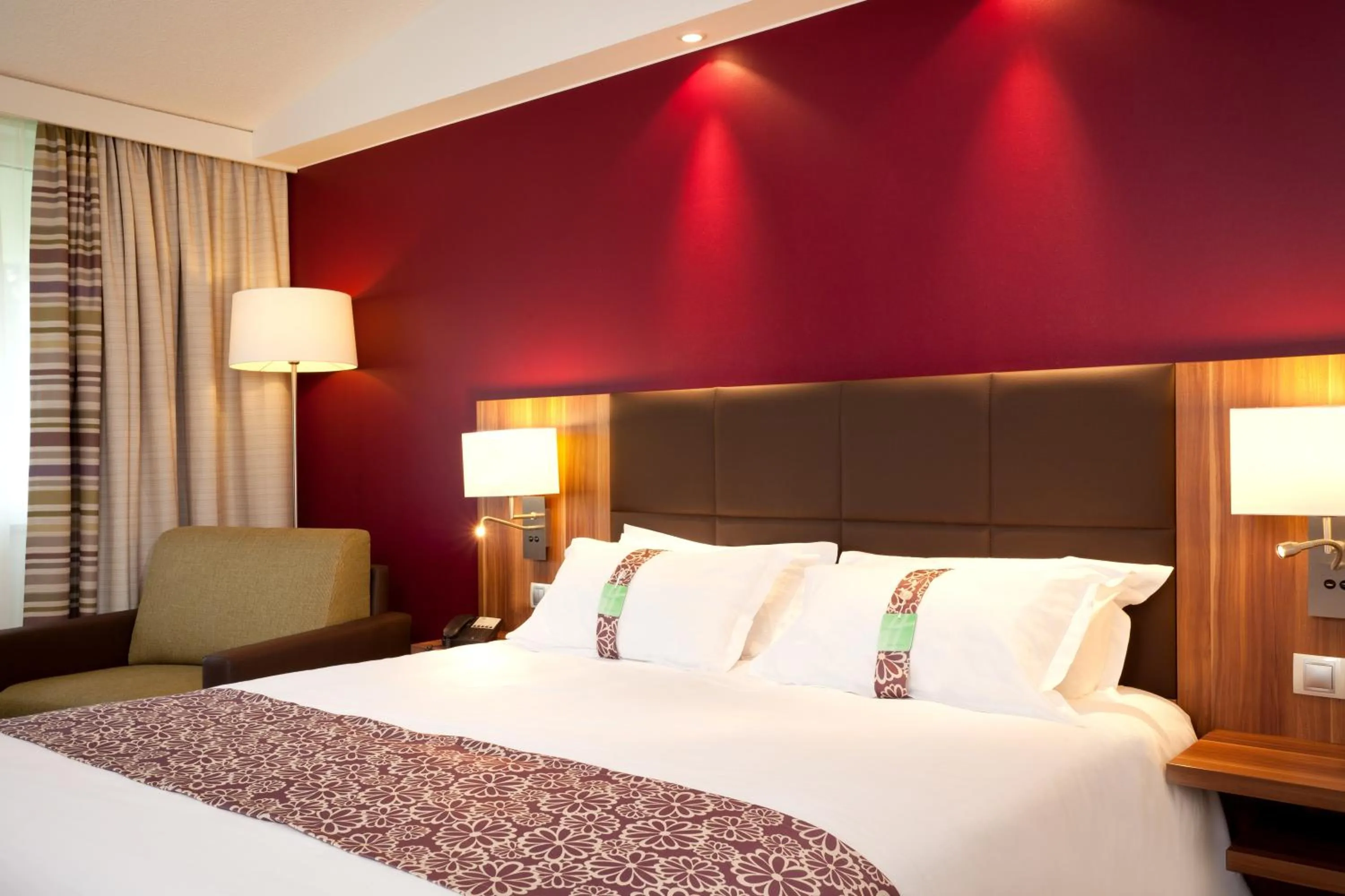 Photo of the whole room, Bed in Holiday Inn Lille Ouest Englos by IHG