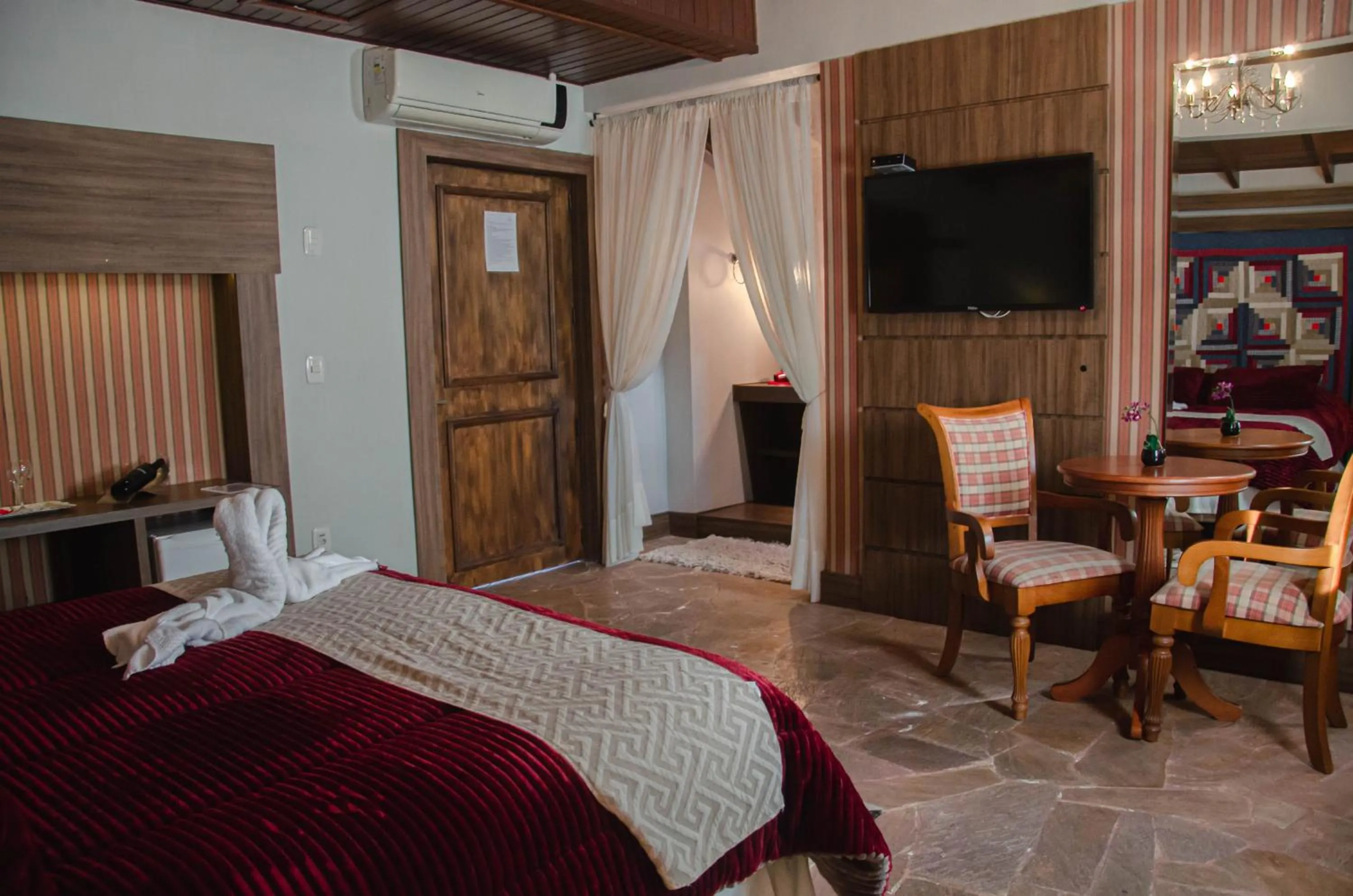 Photo of the whole room, Bed in Pousada Lanai Gramado