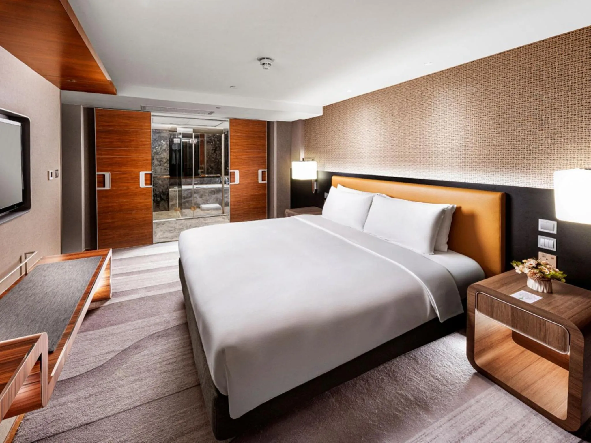 Bed in Royal Plaza Hotel