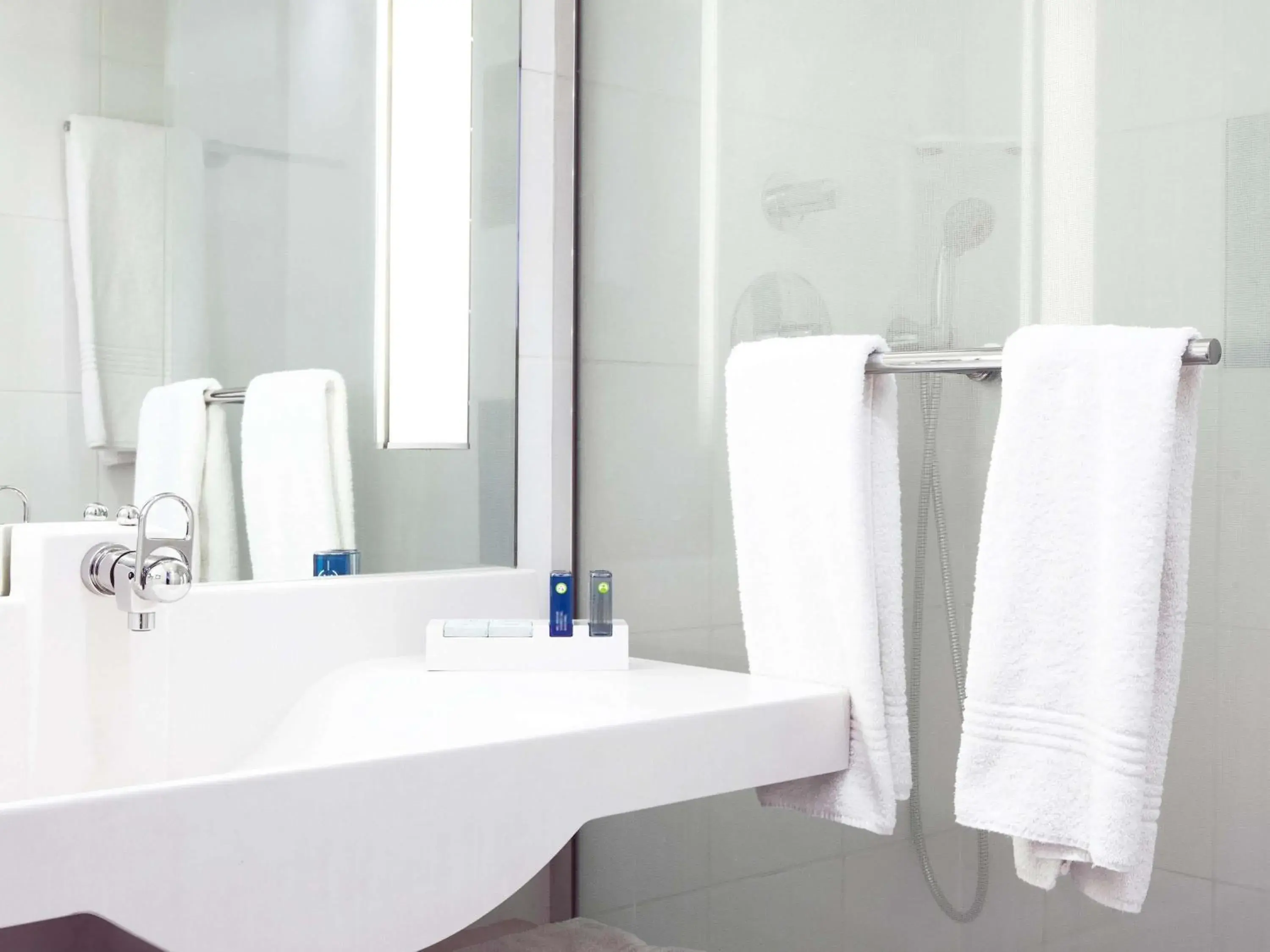 Executive Double Room with Swimming Pool View in Novotel Limoges Le Lac Executive Double Room with Swimming Pool View in Novotel Limoges Le Lac