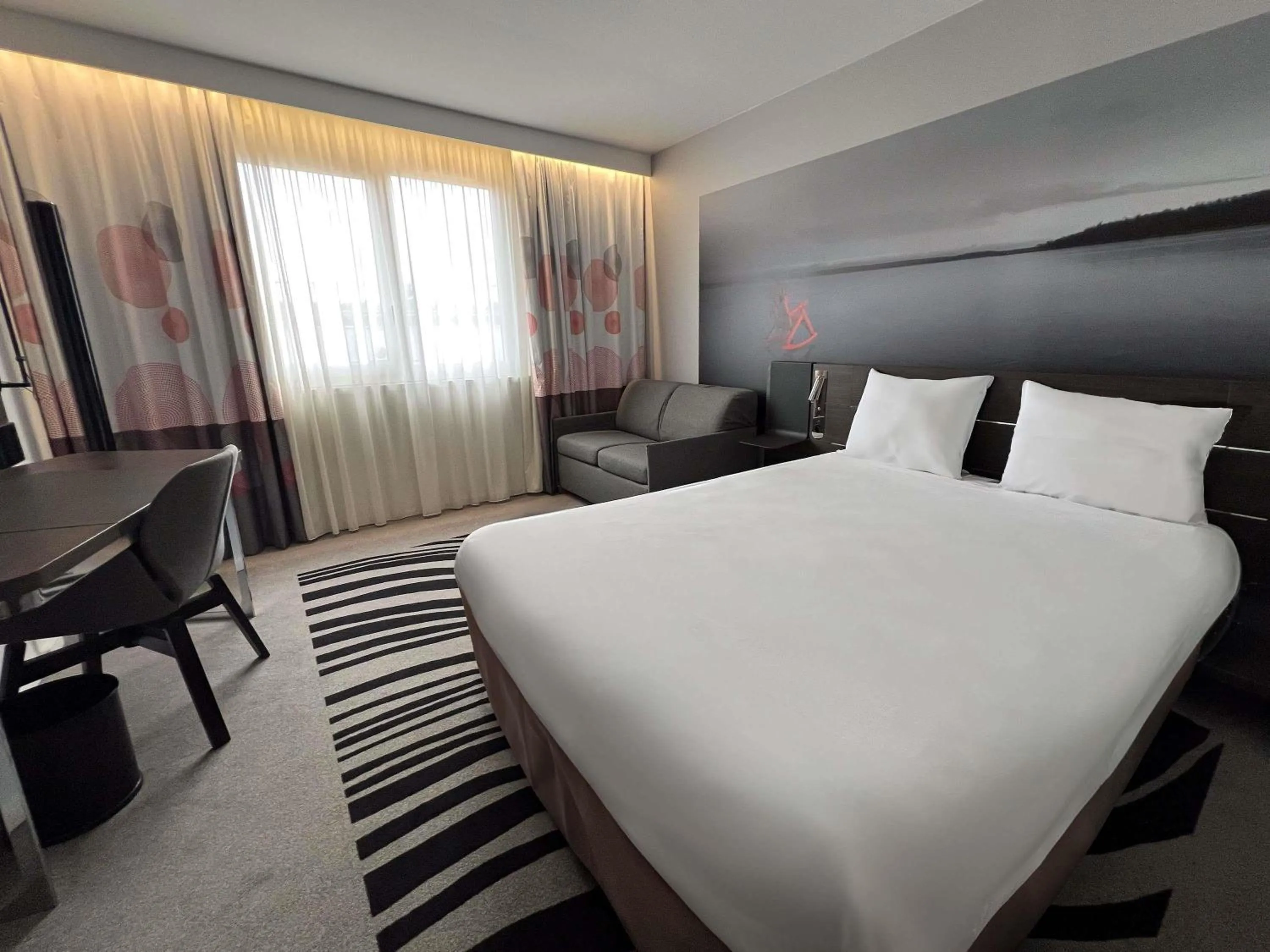 Bedroom, Bed in Novotel Limoges Le Lac