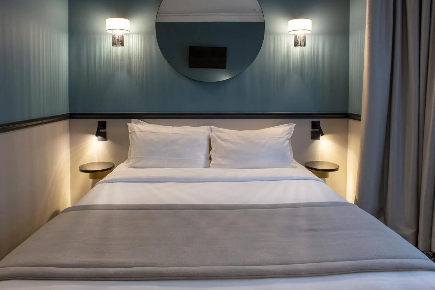 Photo of the whole room, Bed in Lenox Montparnasse