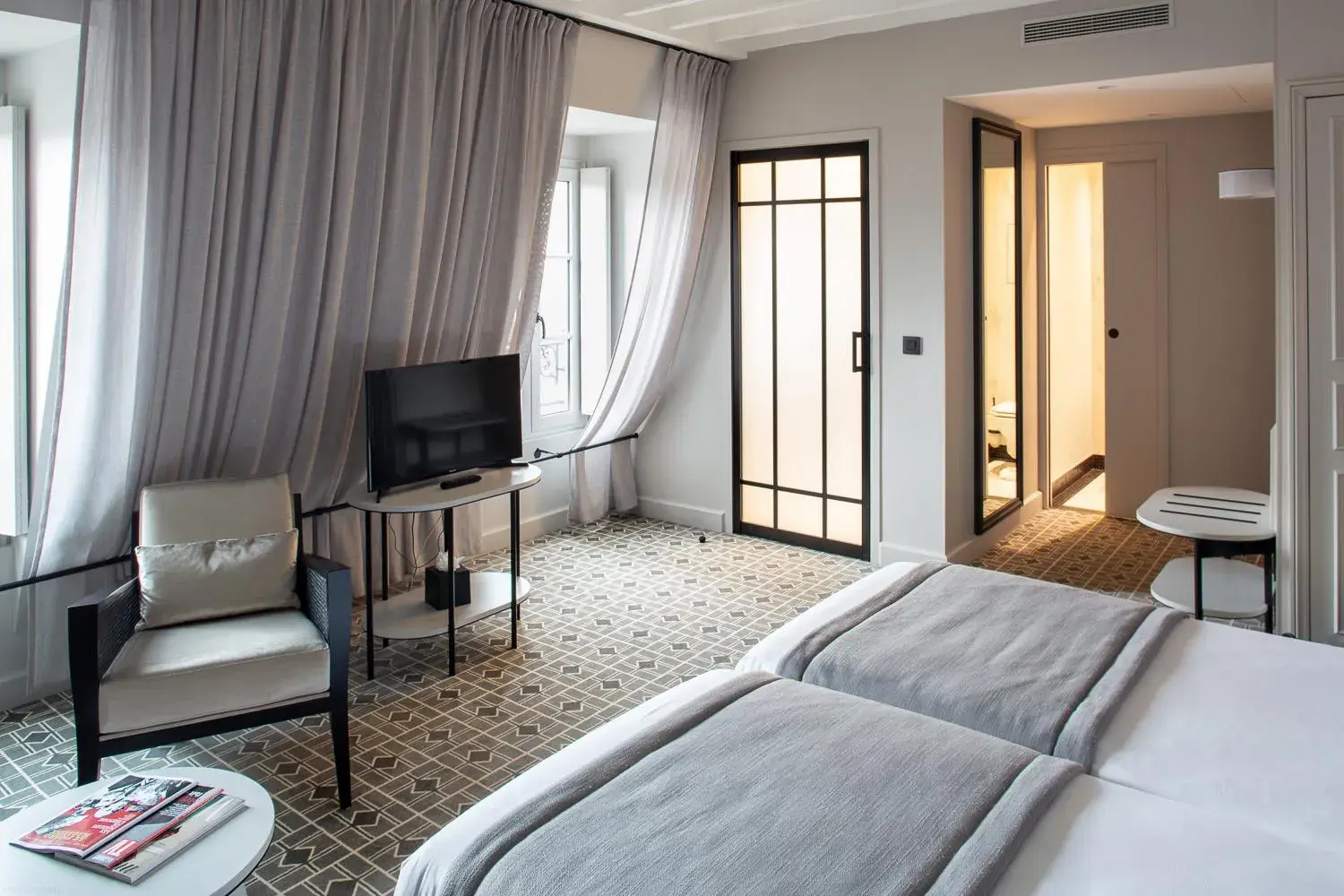 Photo of the whole room, Bed in Lenox Montparnasse Photo of the whole room, Bed in Lenox Montparnasse