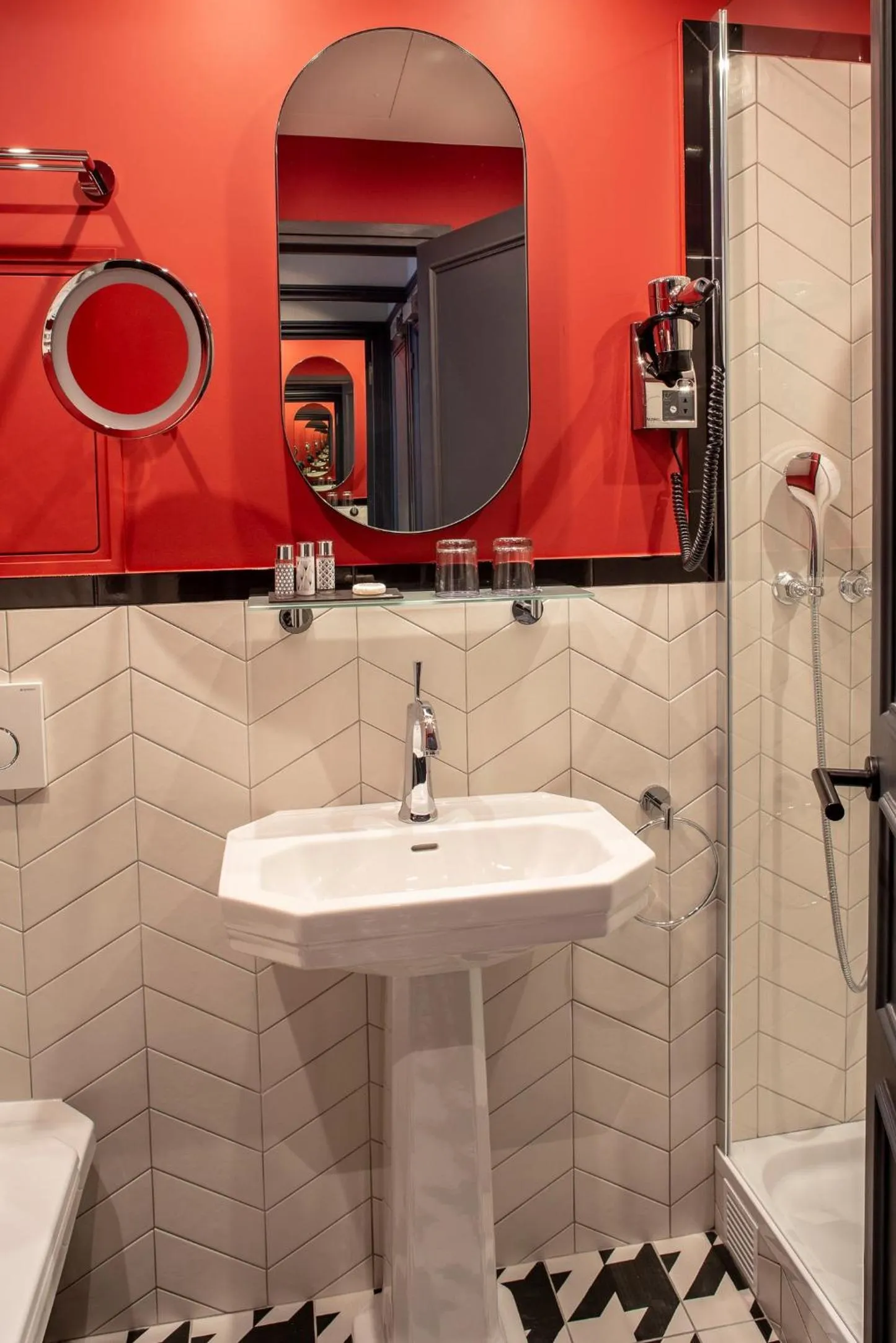 Shower in Lenox Montparnasse