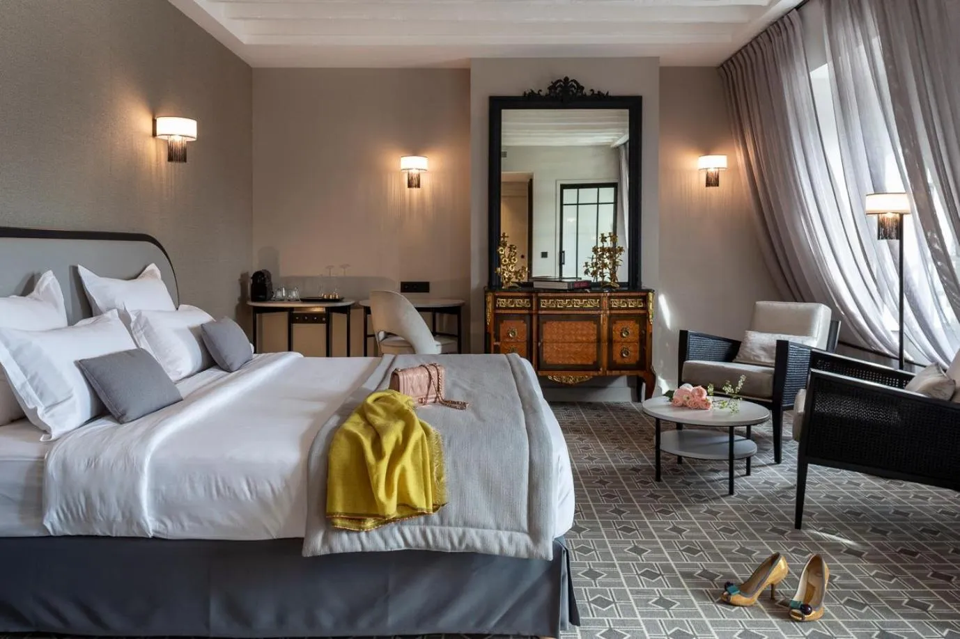 Photo of the whole room, Bed in Lenox Montparnasse