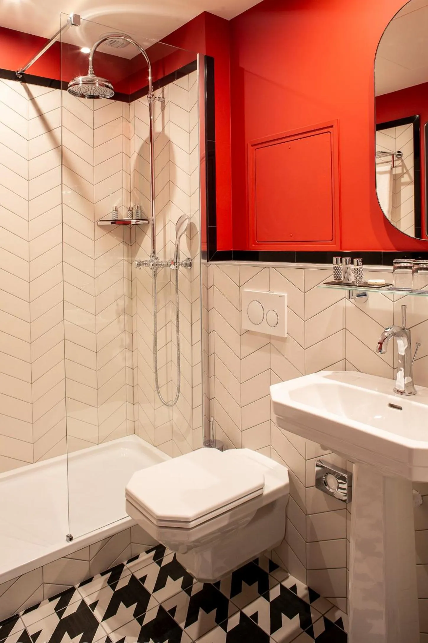 Shower in Lenox Montparnasse