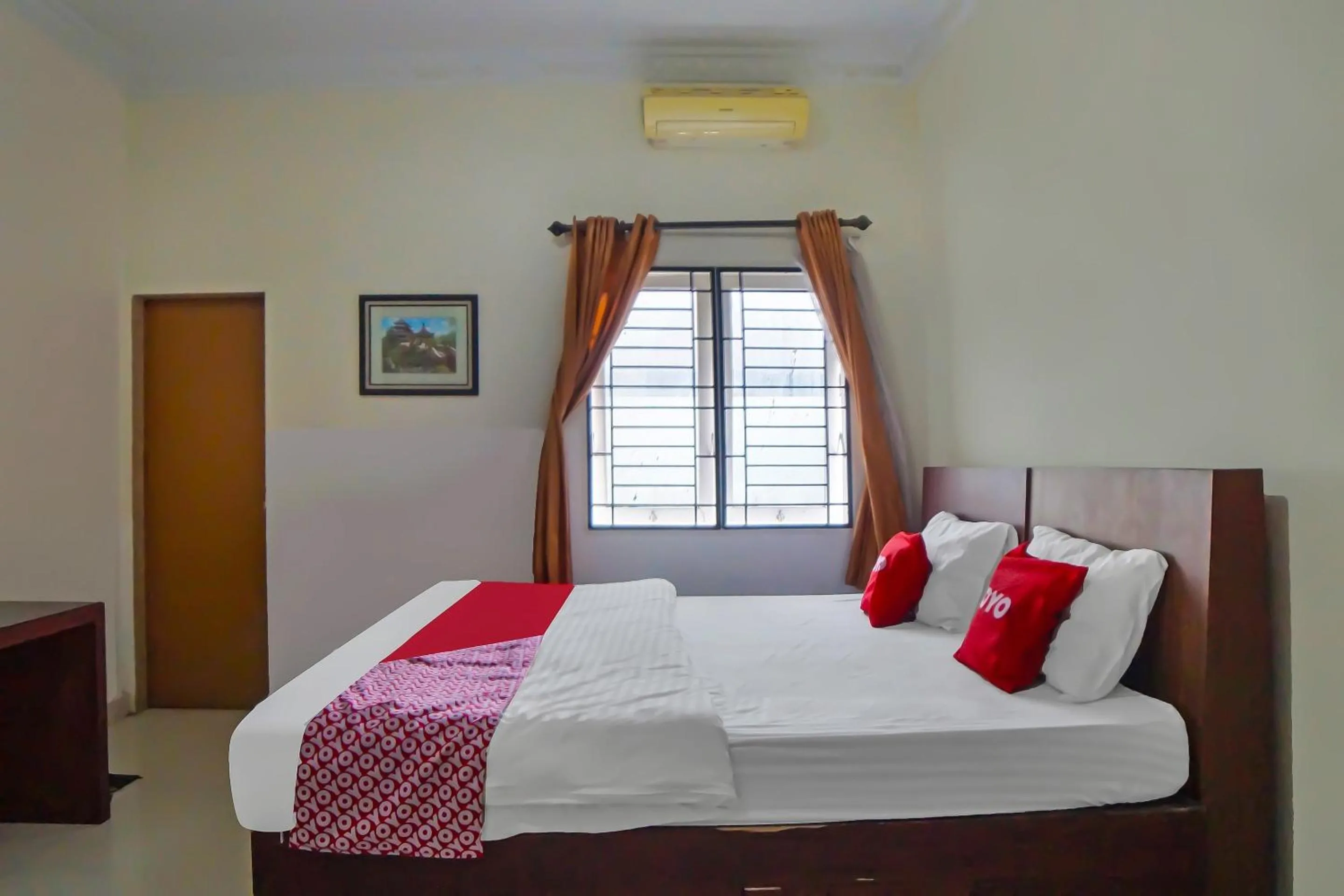 Bedroom, Bed in OYO 92314 De Coco Guesthouse