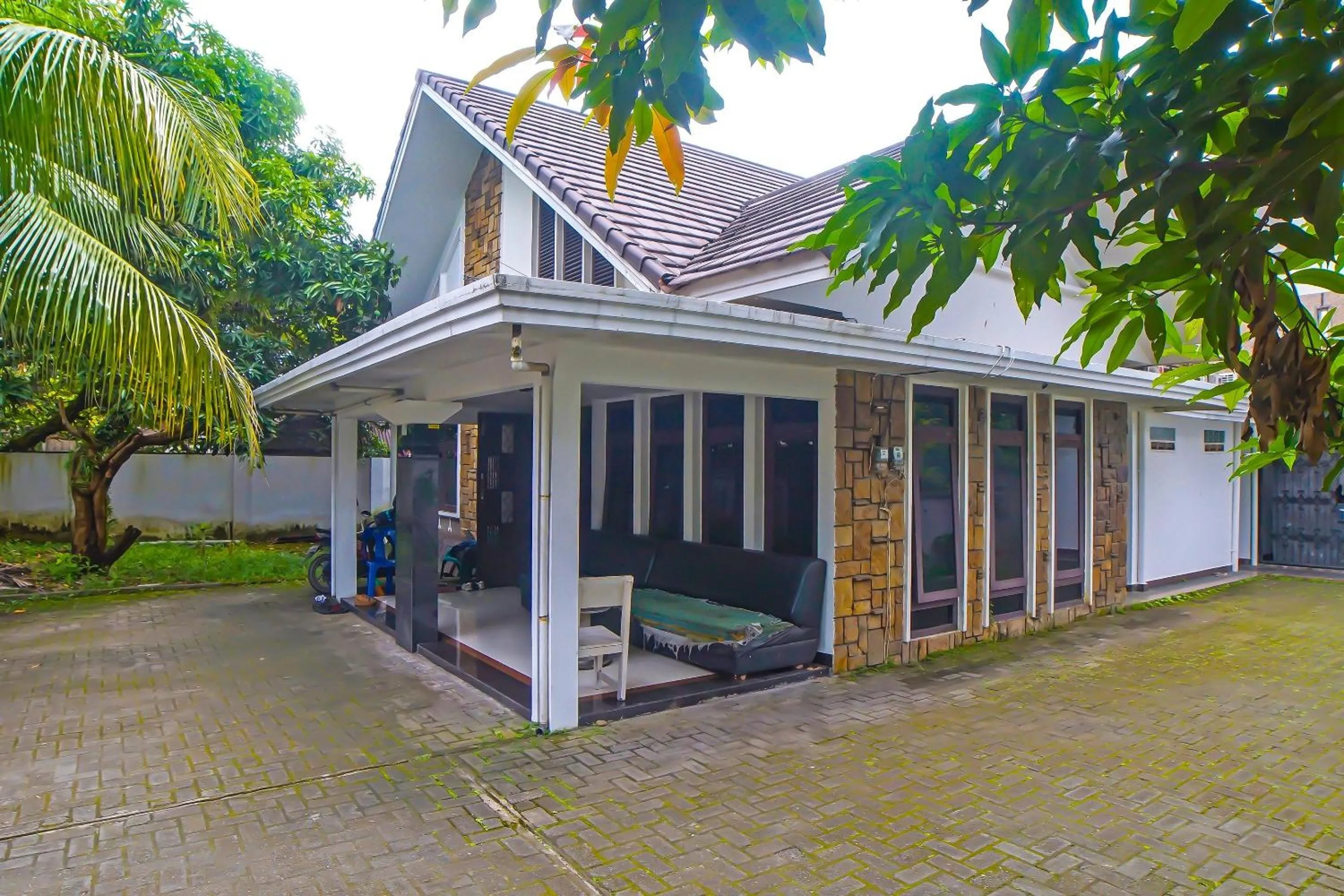 Facade/entrance in OYO 92314 De Coco Guesthouse