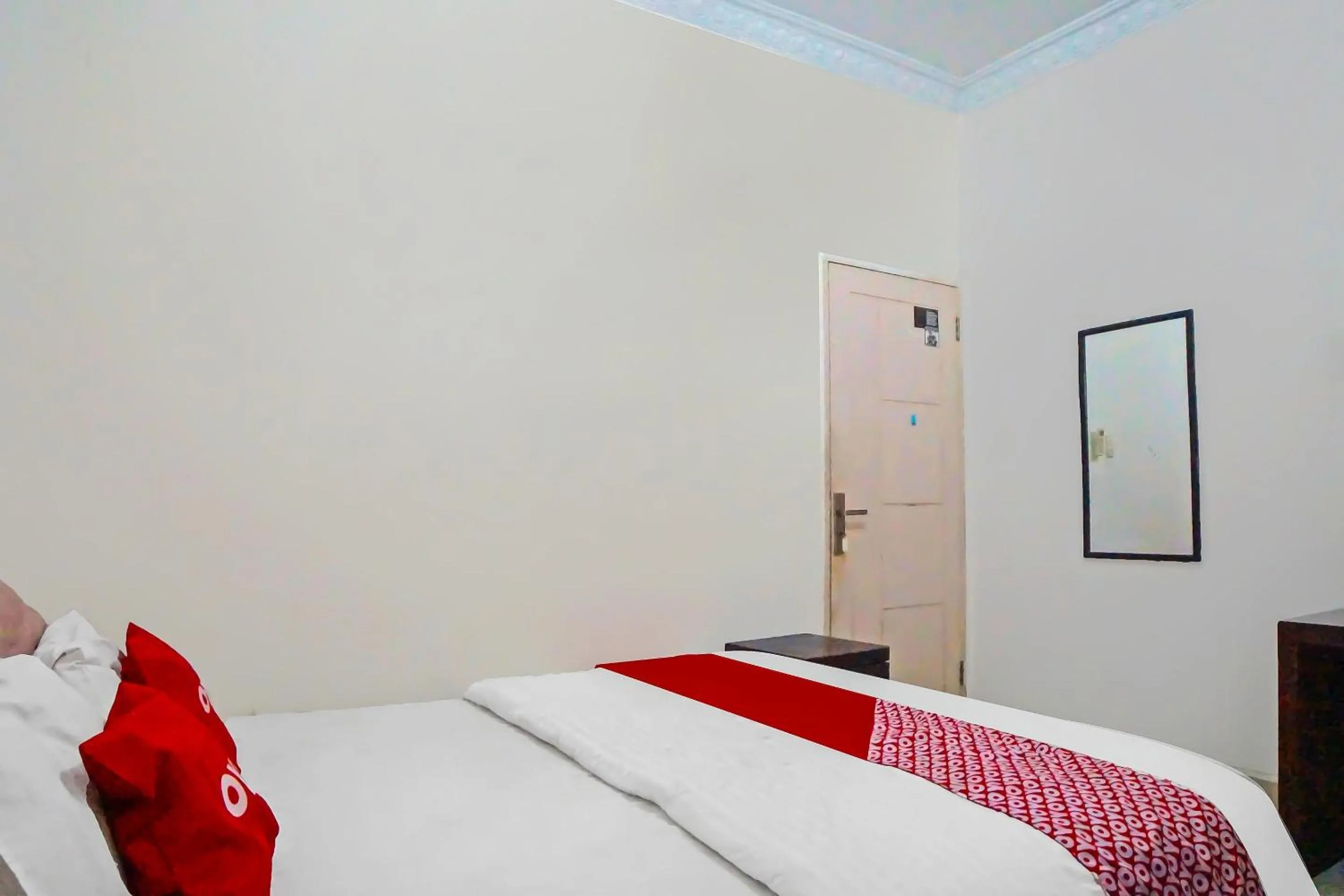 Bedroom, Bed in OYO 92314 De Coco Guesthouse